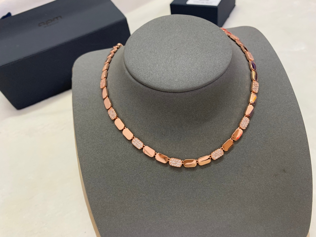 APM 精致玫瑰金可调节项链女生简约饰品手饰生日礼物。