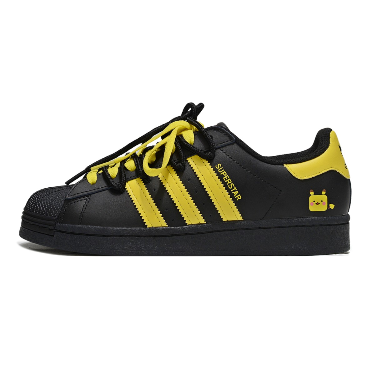 新皮-皮卡丘 货号EG4959 官方定制配色 (含偶数半码)二层皮材质 一比一复刻三标 可扫海玻璃鞋垫 白色中底 RB大底 爆款配色 一比一官方复刻三标(可扫) 阿迪达斯 ADIDAS SUPERSTAR 三叶草☘️经典贝壳头系列 新款休闲板鞋潮流男女士运动鞋.鞋面柔软皮革材质 标志性的贝壳鞋头,锯齿三条纹,简约的线条.就连版型和比例,都在向1982年的鞋款致敬.可谓“形神兼备”的复刻.无论在哪,无论去哪,你或许都需要这样一双既舒适又时尚的鞋.1970年问世于篮球场的adidas Superstar,集舒适与时尚于一身.这款经典鞋,缀低调图案,灵感源自公共交通地图.设计简约,旨在伴你出行.心动不如行动,系好鞋带,出发吧.