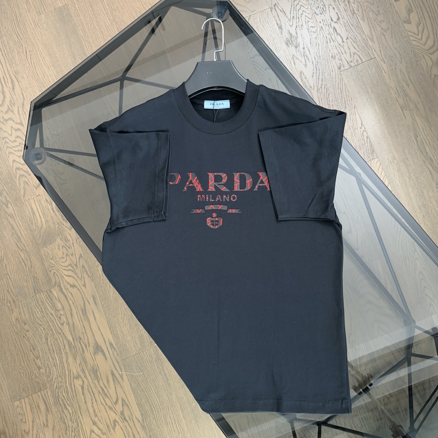 Prada Camiseta de Manga Corta con Logo Estampado para Hombre 10 i1749363199444 896 0 4