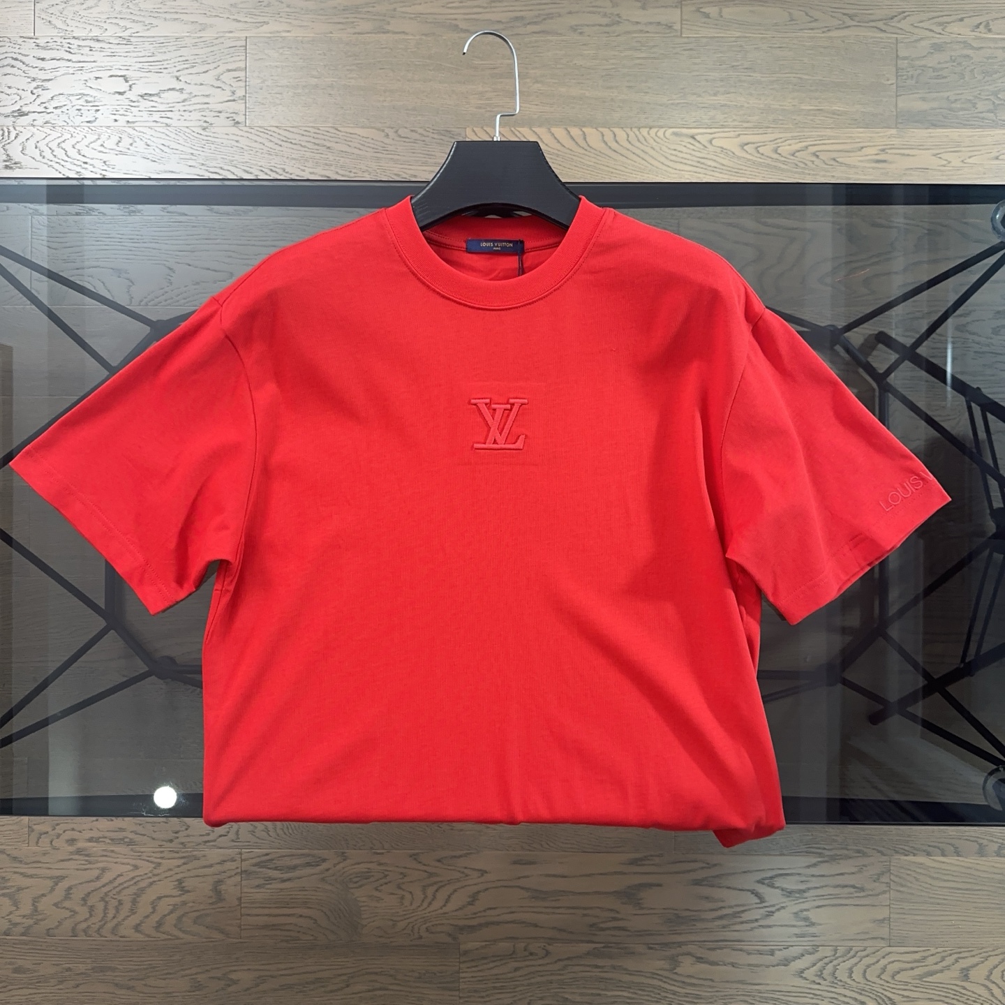 包邮 Louis Vuitton•路易威登2026春夏新款字母3D压印短袖T恤 触感柔和,亲肤透爽,领口采用针织罗纹领圈更具时尚!胸前简单3D凸体压皮品牌LOGO!简约精致!时尚大气 颜色: 黑色 白色.红色. M. L XL 胸围 衣长 肩宽 袖长 S. 51. 70. 51. 21. M 54. 72. 54. 21.5. L 57. 76. 57. 22. XL. 60. 78. 60. 22.5. 尺码表数据仅供参考,由于手工测量,可能会存在1-2CM左右的偏差