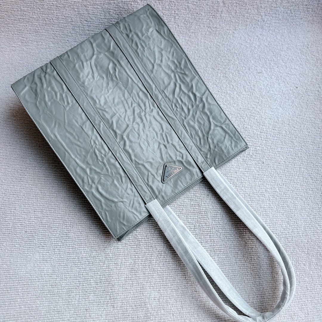 Double 11 benefits 800, Prada all-cow leather tote bag, made of natural textured glossy soft sheepskin. The texture is incomparable, and the hand