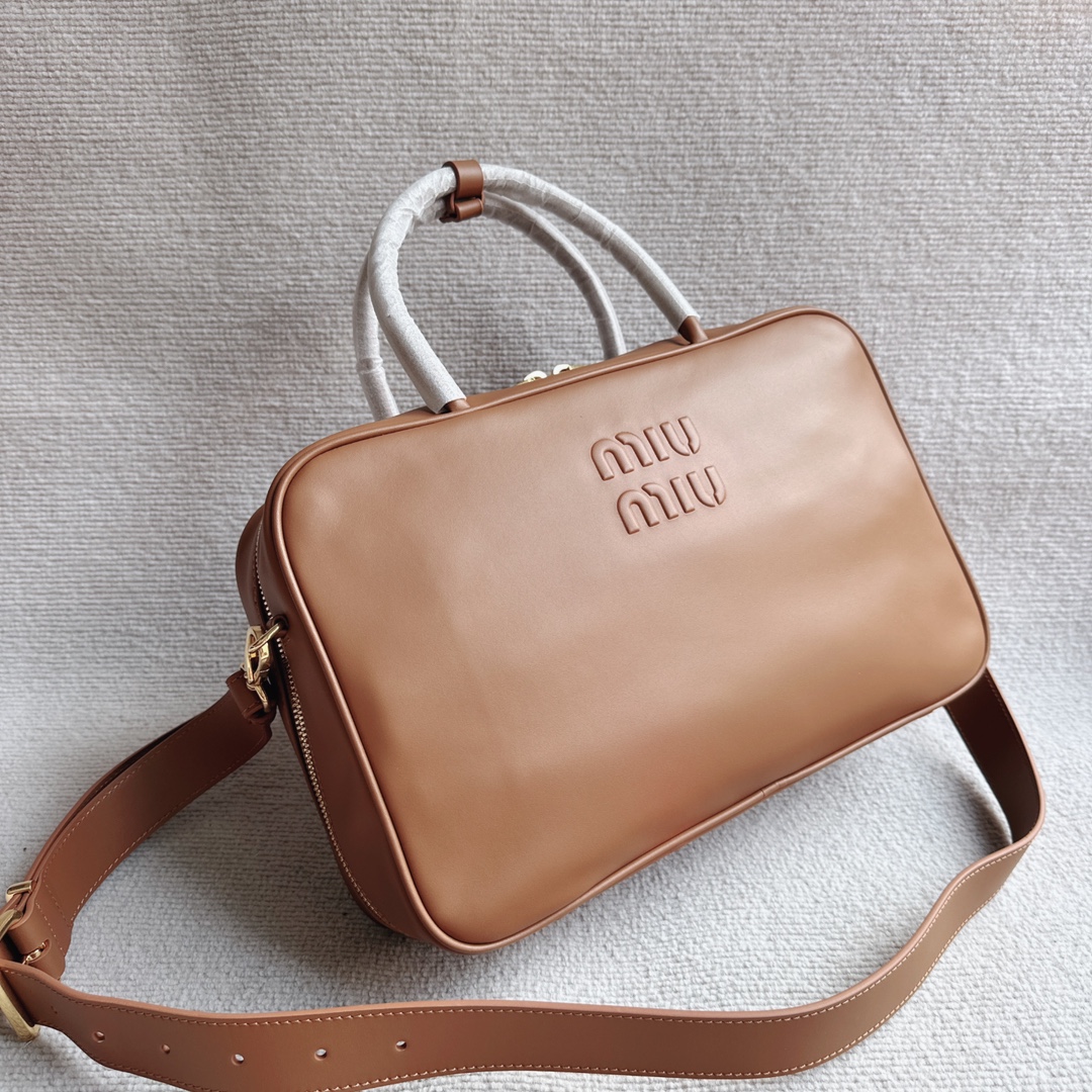 Miu Miu MiuMiu's new all-leather briefcase comes from the factory. It is made of top-grade imported calfskin. The leather is smooth, delicate and