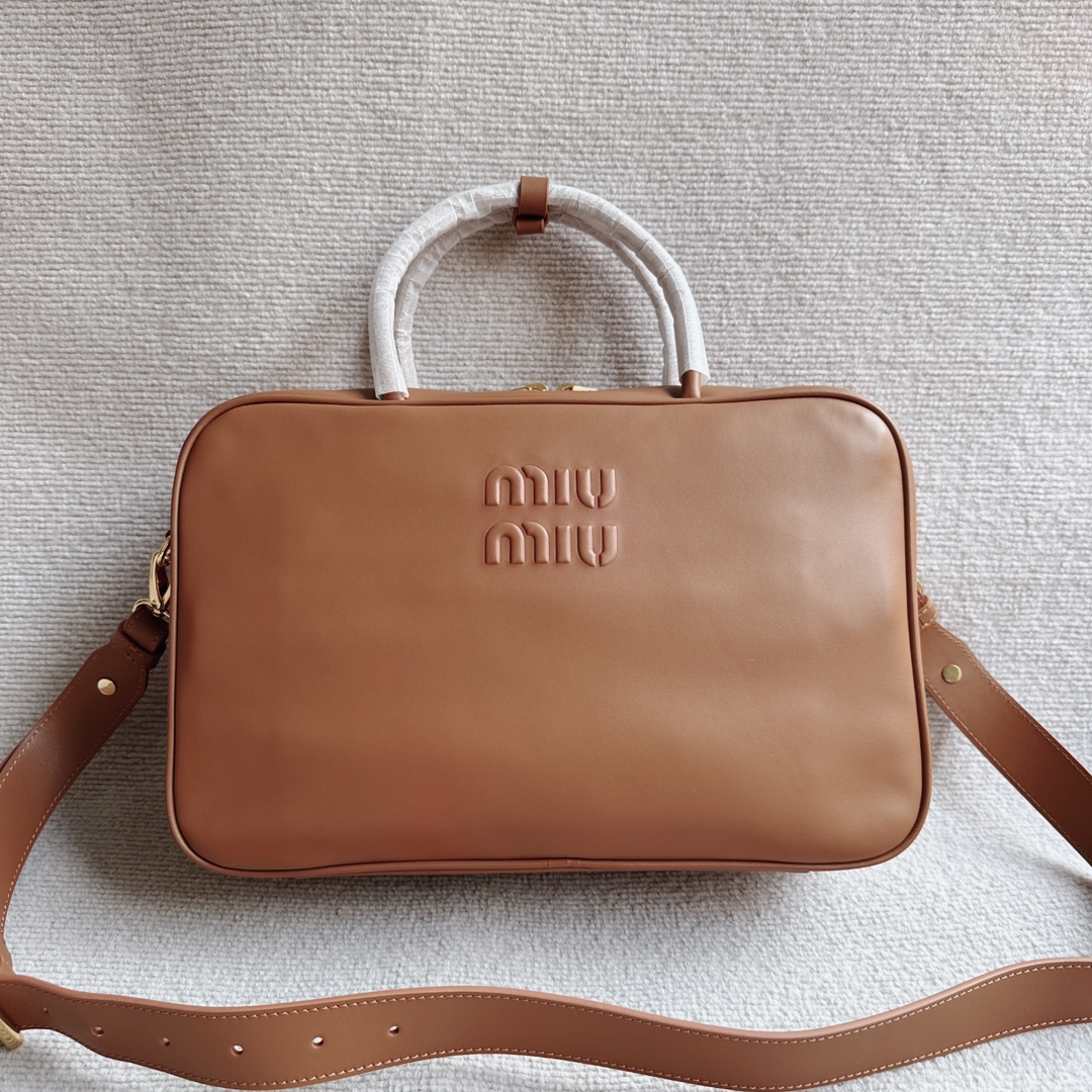 Miu Miu MiuMiu's new all-leather briefcase comes from the factory. It is made of top-grade imported calfskin. The leather is smooth, delicate and