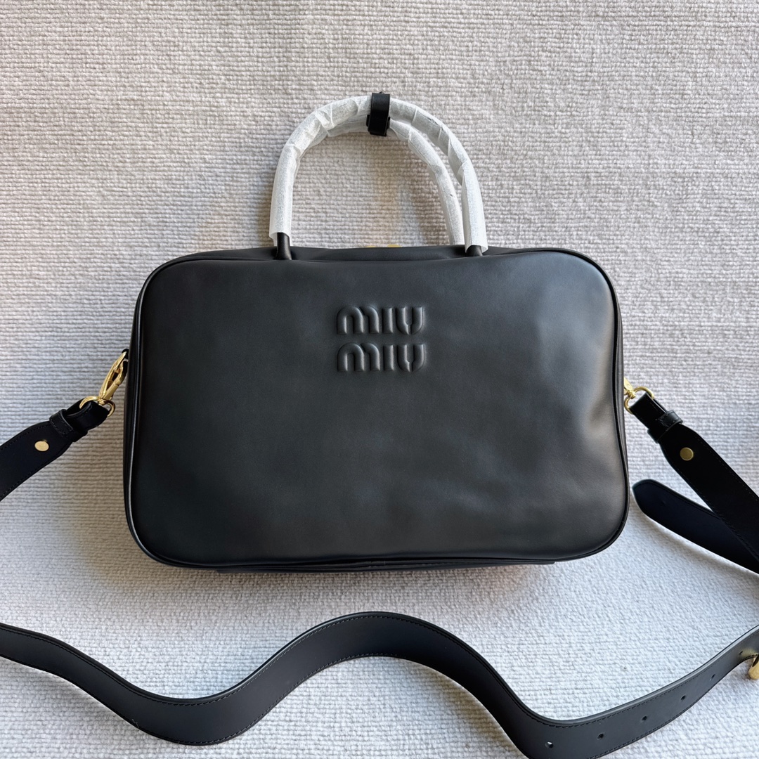 Miu Miu MiuMiu's new all-leather briefcase comes from the factory. It is made of top-grade imported calfskin. The leather is smooth, delicate and