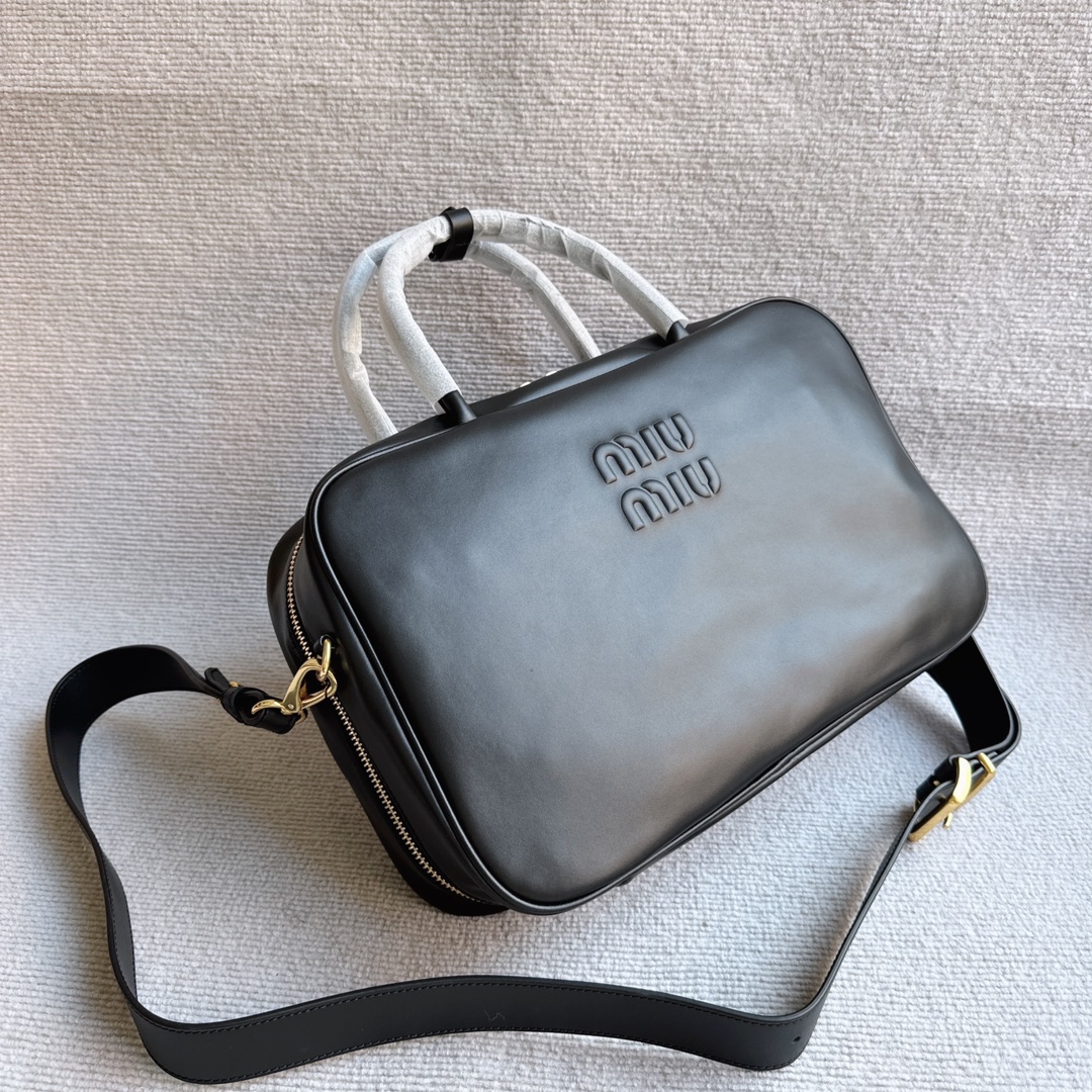 Miu Miu MiuMiu's new all-leather briefcase comes from the factory. It is made of top-grade imported calfskin. The leather is smooth, delicate and