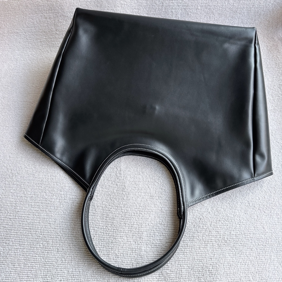 Miu Miu Miumiu IVY tote bag, handmade from imported first-layer calfskin, with a unique three-dimensional design of the outer seam on the logo, a
