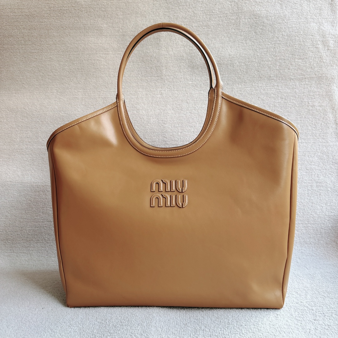 Miu Miu Miumiu IVY tote bag, handmade from imported first-layer calfskin, with a unique three-dimensional design of the outer seam on the logo, a