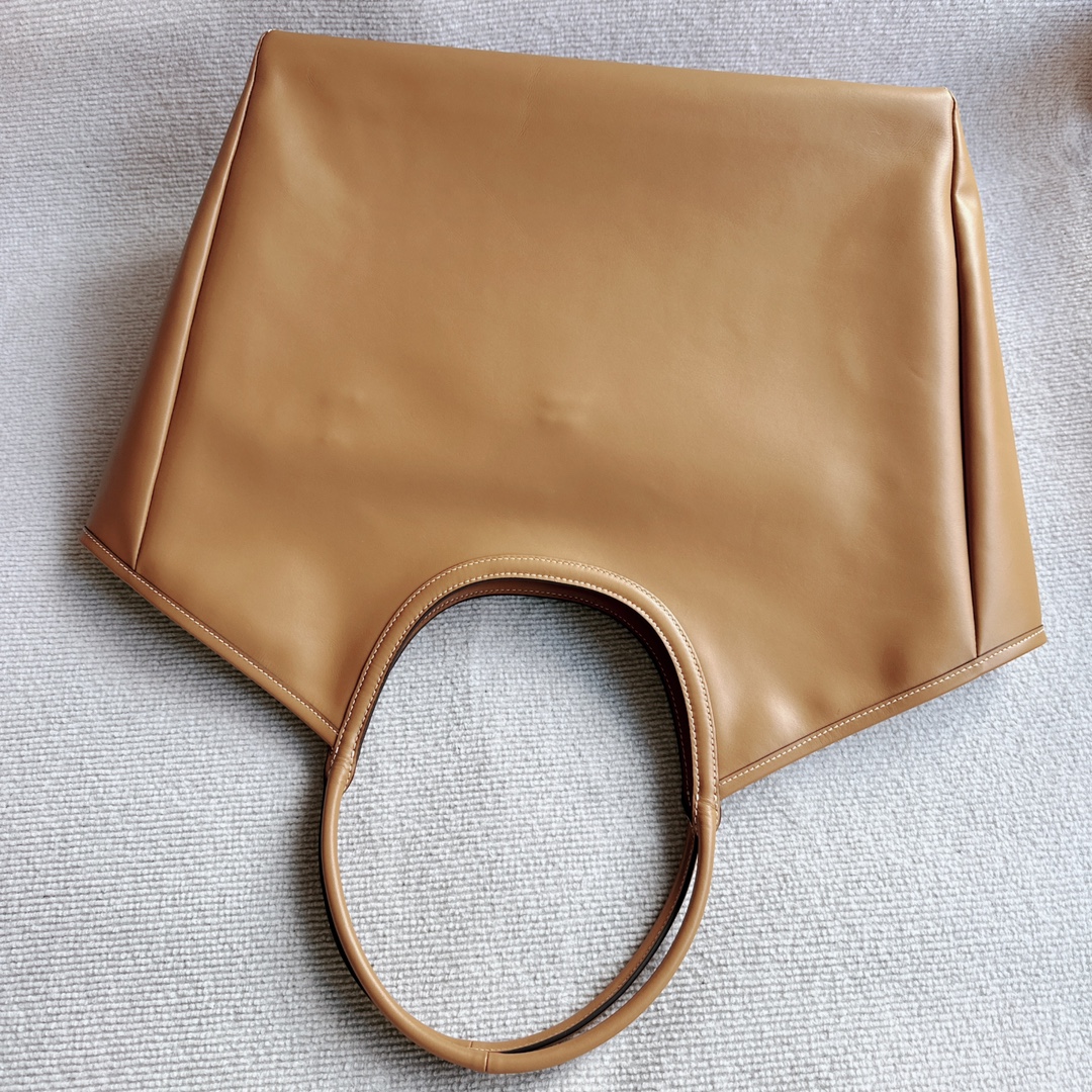 Miu Miu Miumiu IVY tote bag, handmade from imported first-layer calfskin, with a unique three-dimensional design of the outer seam on the logo, a