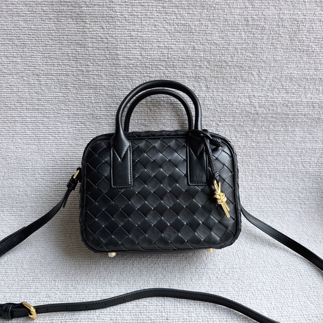 Bottega Veneta The BV woven bowling bag is made of the classic intrecciato weaving process, which embodies the craftsmanship of Bottega. The enti