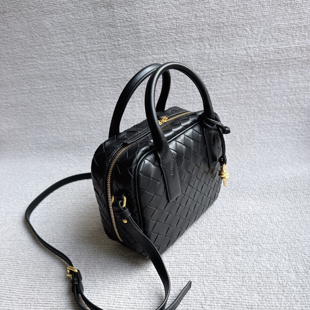 Bottega Veneta The BV woven bowling bag is made of the classic intrecciato weaving process, which embodies the craftsmanship of Bottega. The enti
