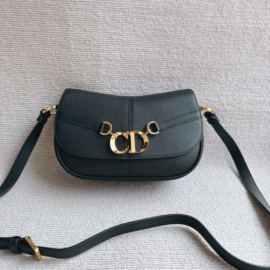 Dior CD Besace small all-leather saddle bag is carefully crafted from cowhide. The flap is decorated with an eye-catching vintage gold-finish met