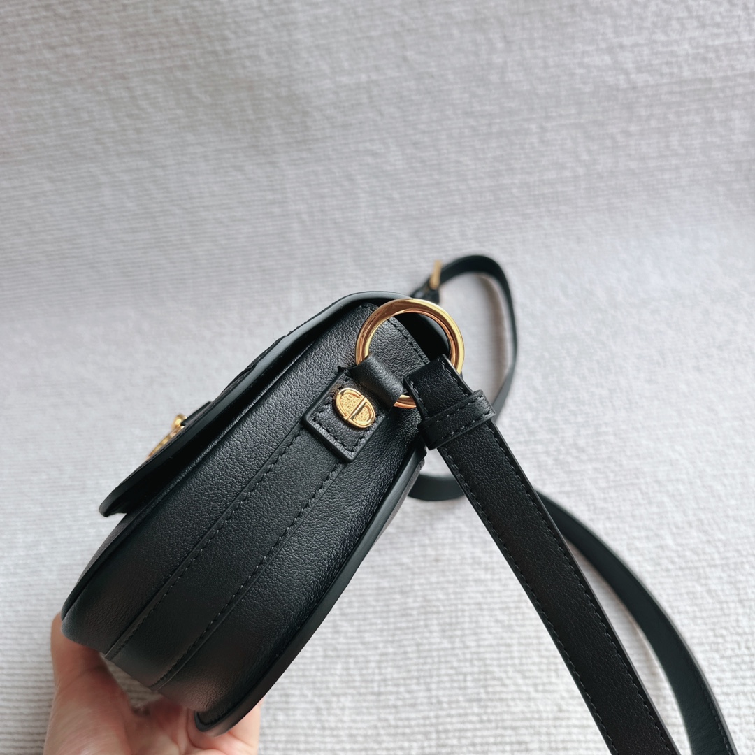 Dior CD Besace small all-leather saddle bag is carefully crafted from cowhide. The flap is decorated with an eye-catching vintage gold-finish met