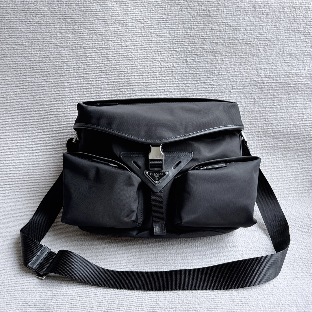 Prada motorcycle-style shoulder bag/waist bag adopts a modern mix-and-match style design, reflecting the duality core of the Prada brand, with bo