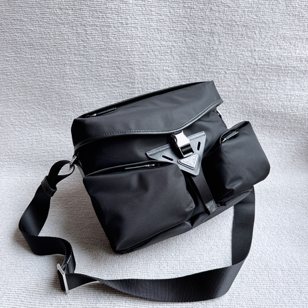 Prada motorcycle-style shoulder bag/waist bag adopts a modern mix-and-match style design, reflecting the duality core of the Prada brand, with bo
