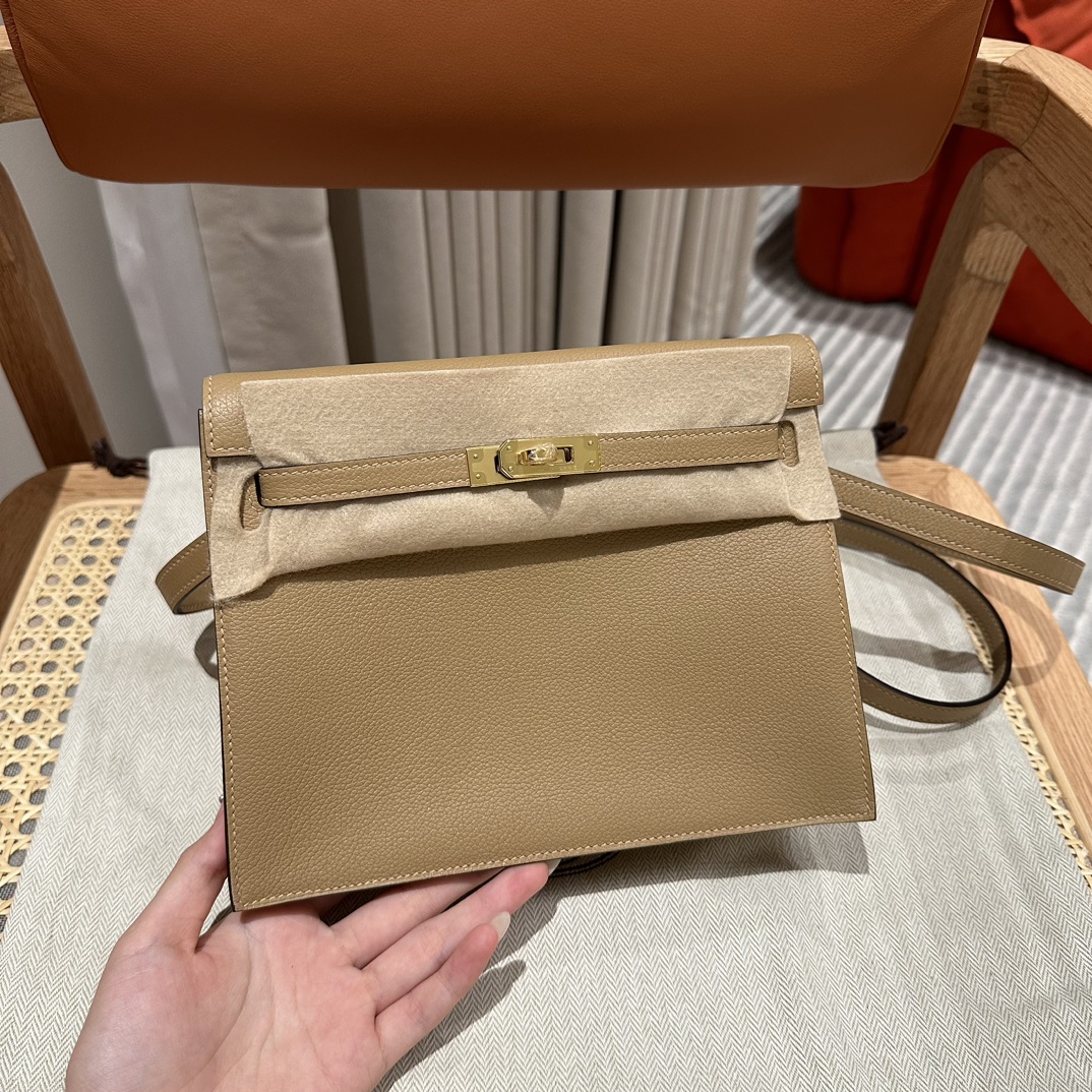 What is AAA quality
 Hermes Kelly Handbags Crossbody & Shoulder Bags Gold Milk Tea Color Hardware