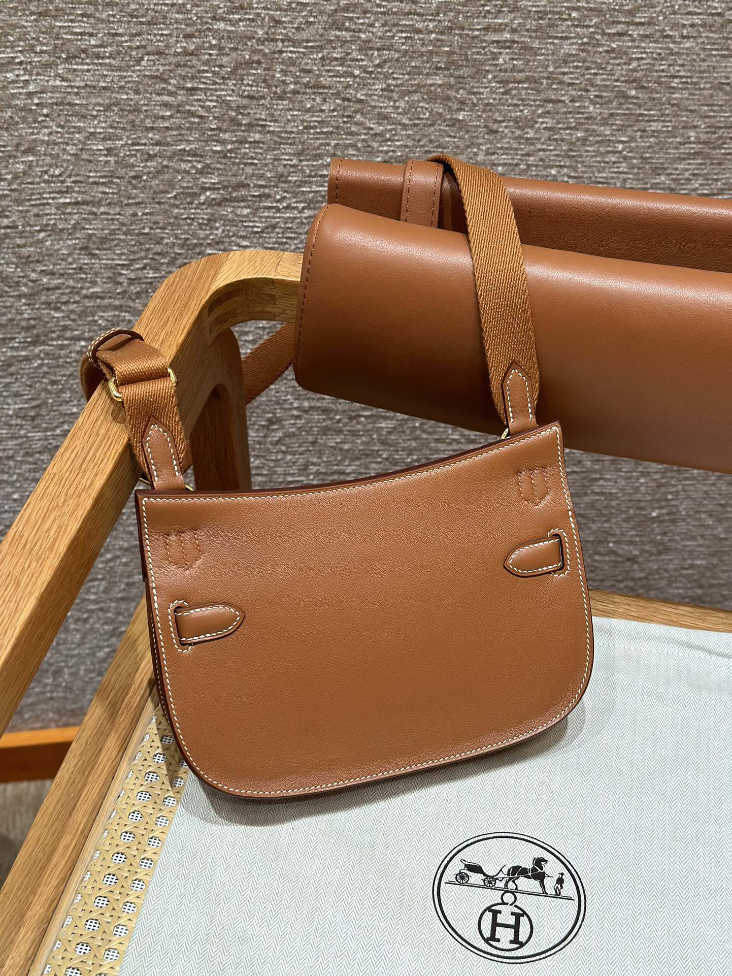 Hermès Mini Jypsiere 23cm Gold Brown Swift Leather Gold Hardware 3 i1714916777 2671 7