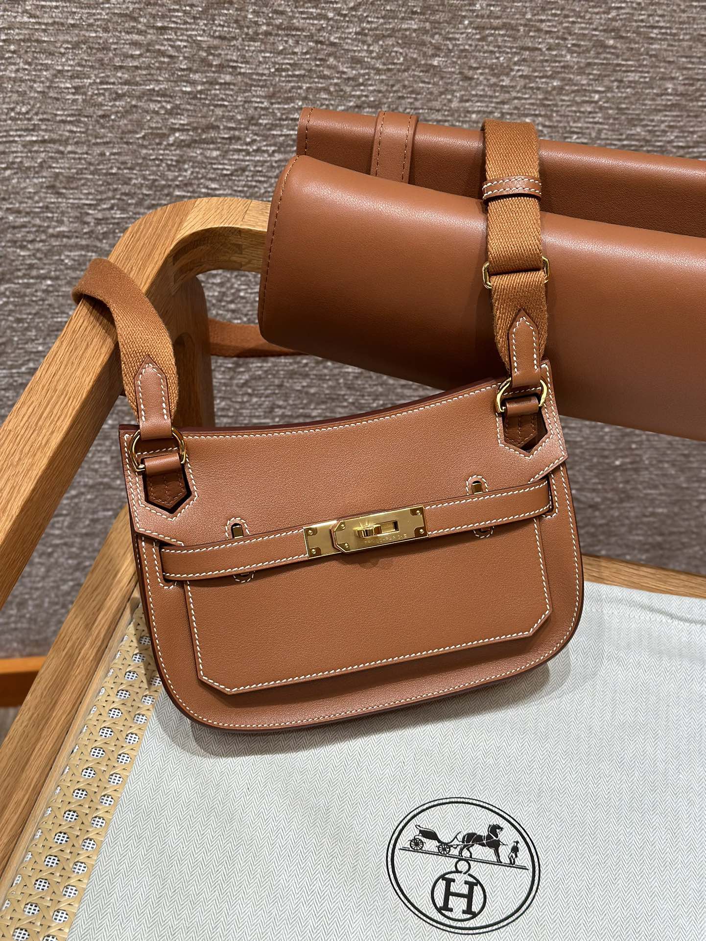 Hermès Mini Jypsiere 23cm Gold Brown Swift Leather Gold Hardware 2 i1714916777 6536 6