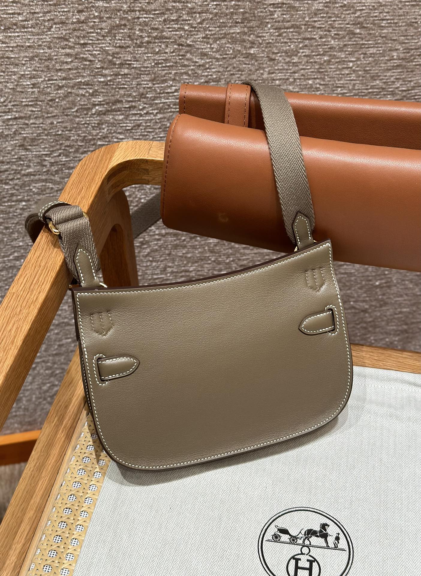 Hermes Jypsiere Mini 23cm Swift Leather Shoulder Bag - Elephant Grey 3 i1714916937 5644 8