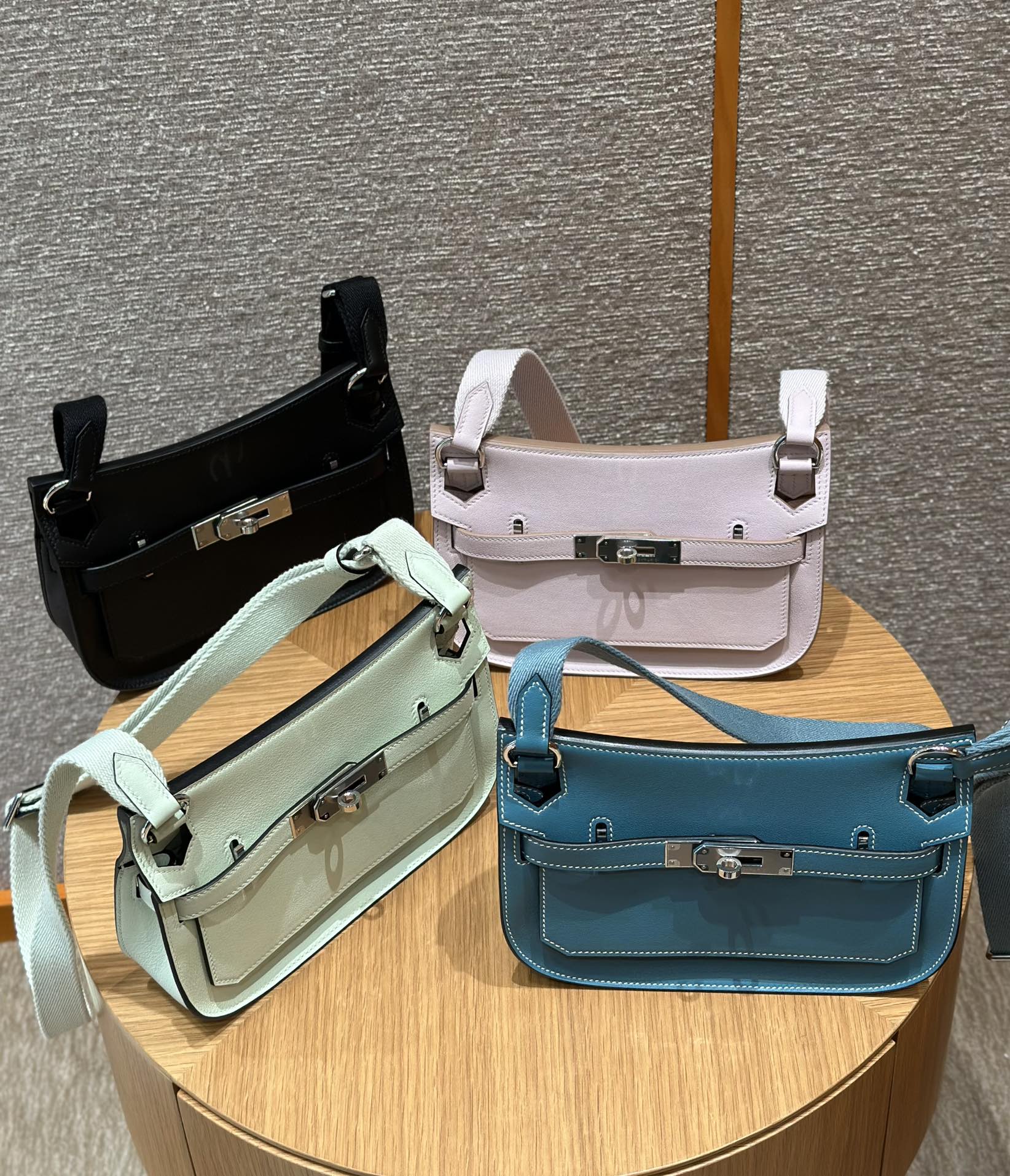 Jypsiere Style Mini Crossbody Bag, Swift Leather, Gold/Silver Hardware, 23cm 3 i1714917242 166 1
