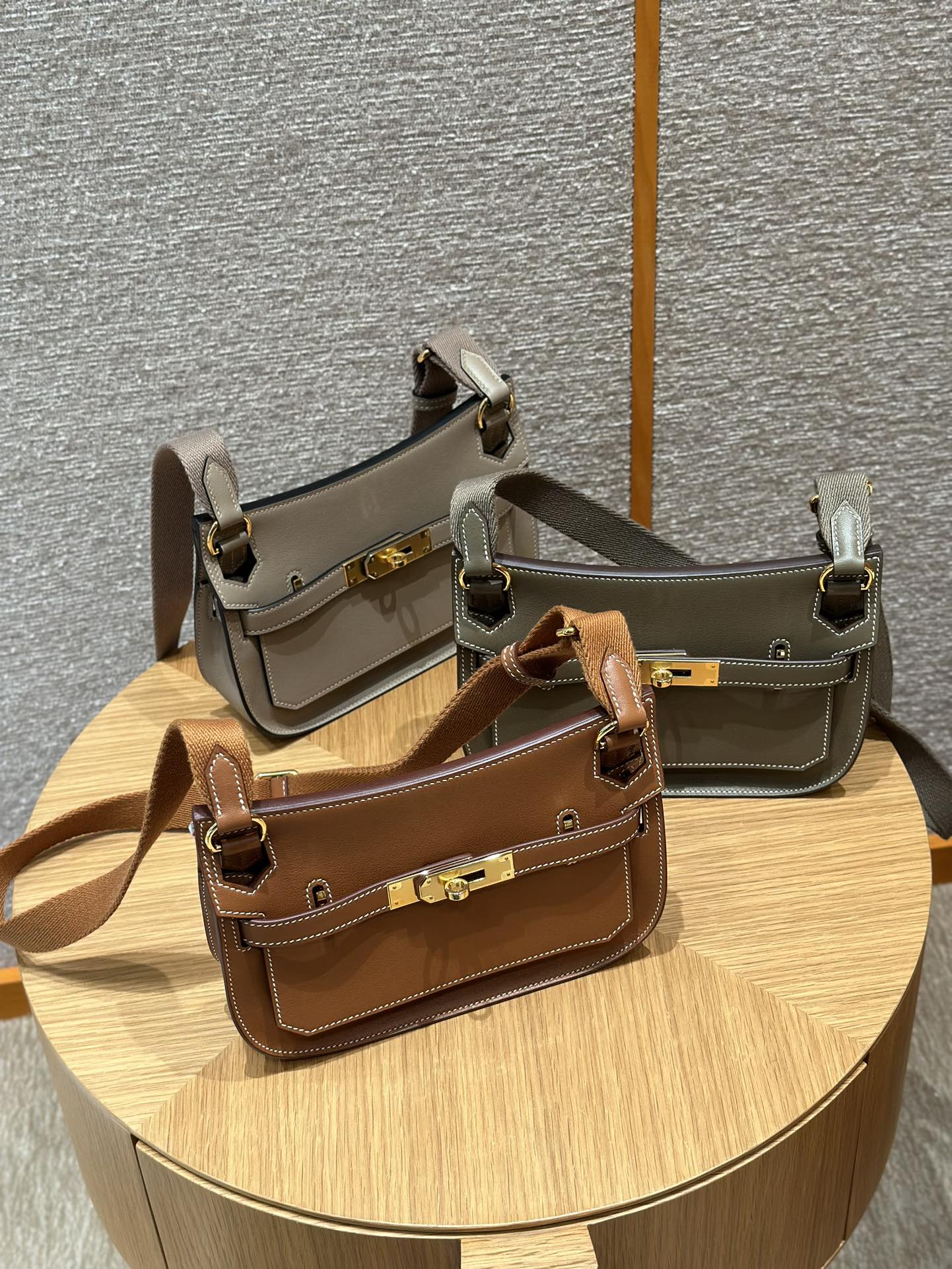 Jypsiere Style Mini Crossbody Bag, Swift Leather, Gold/Silver Hardware, 23cm 6 i1714917242 7198 0
