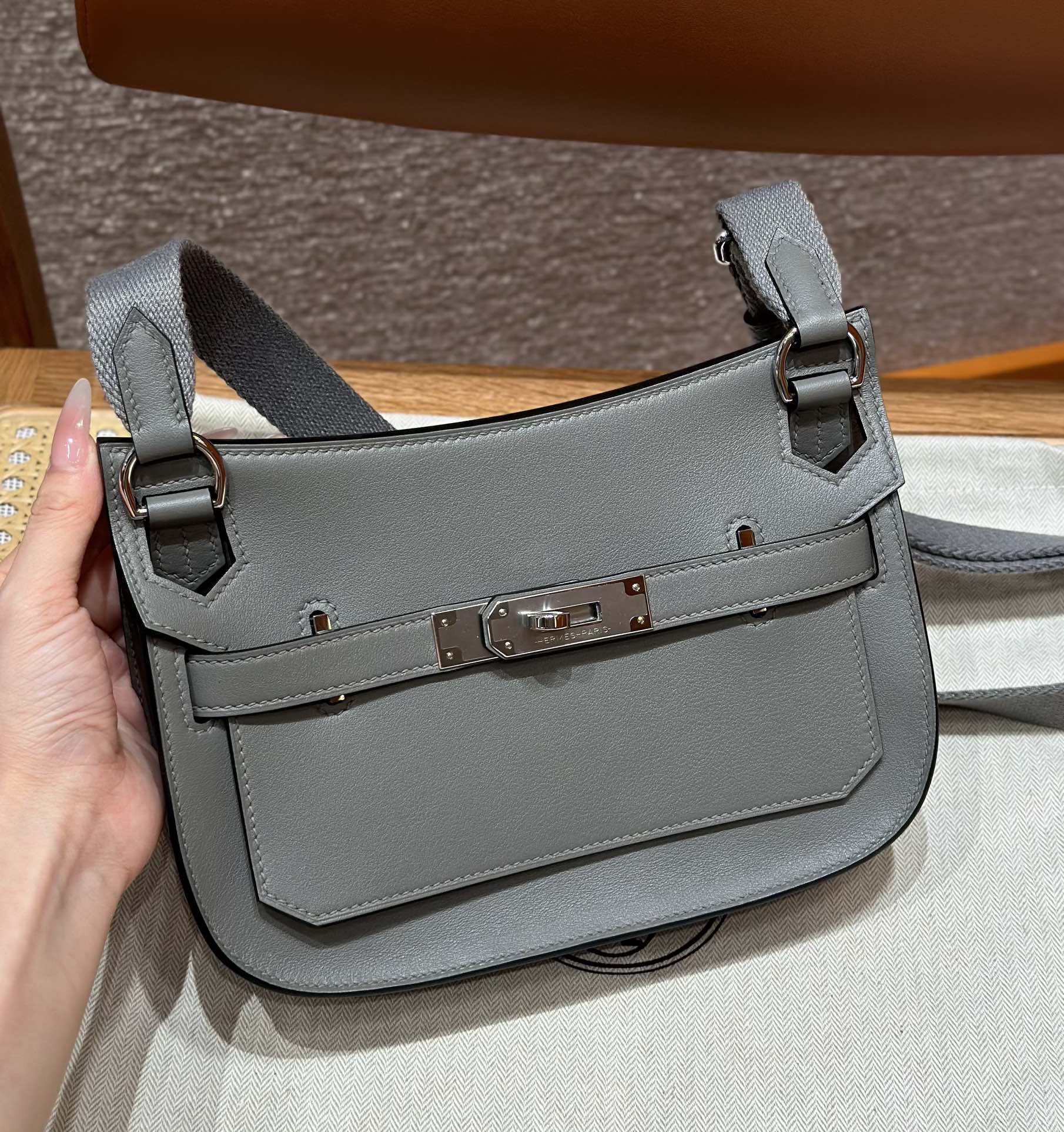 Elegant Jypsiere Style Crossbody Bag - Rain Cloud Gray, 23cm, Swift Leather 6 i1715060843 4871 0