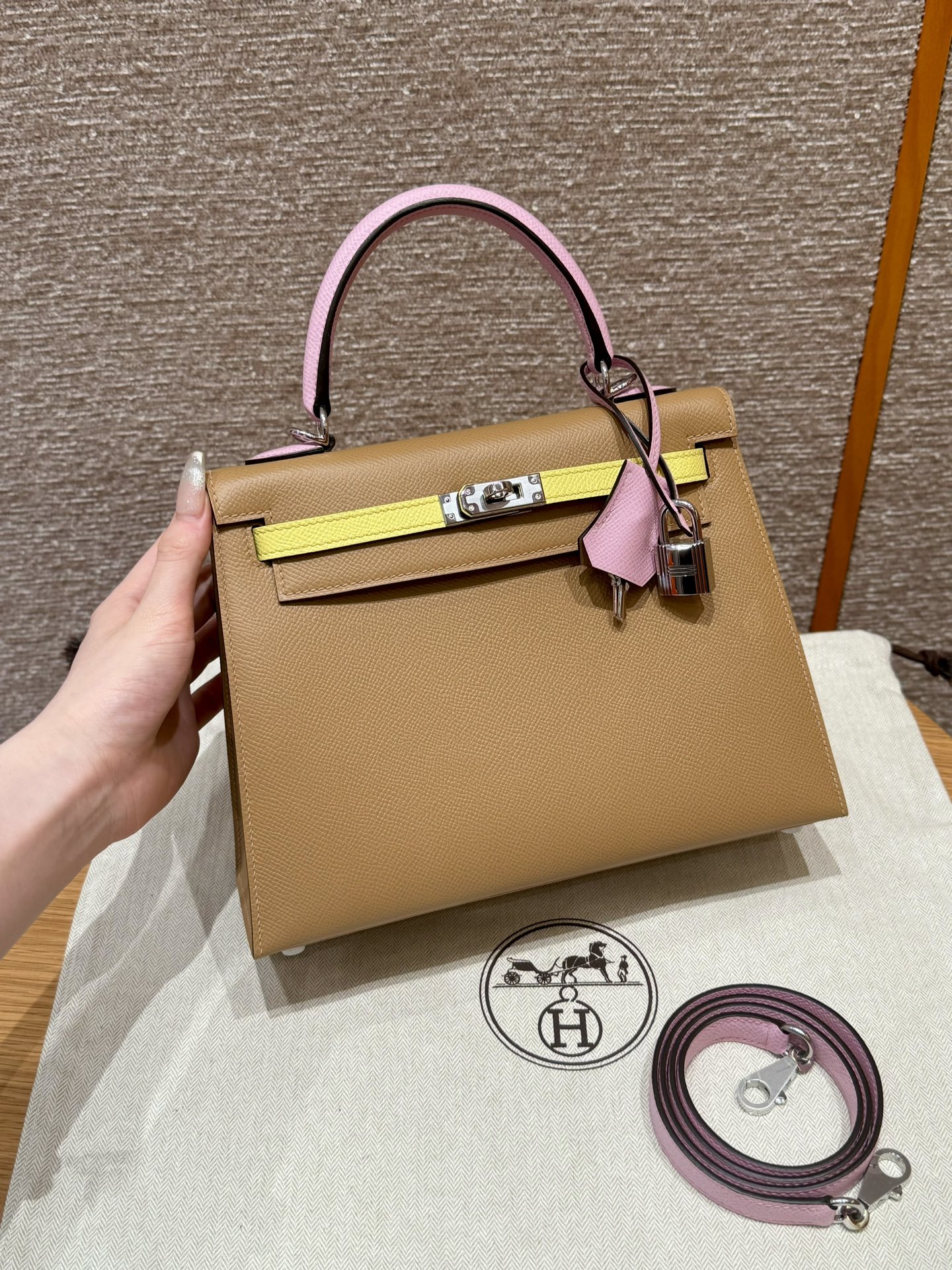 Negozio di lusso
 Hermes Kelly Cinture Replica design
 Giallo limone Colore tè al latte Viola Argento Hardware argento Pelle bovina Epsom