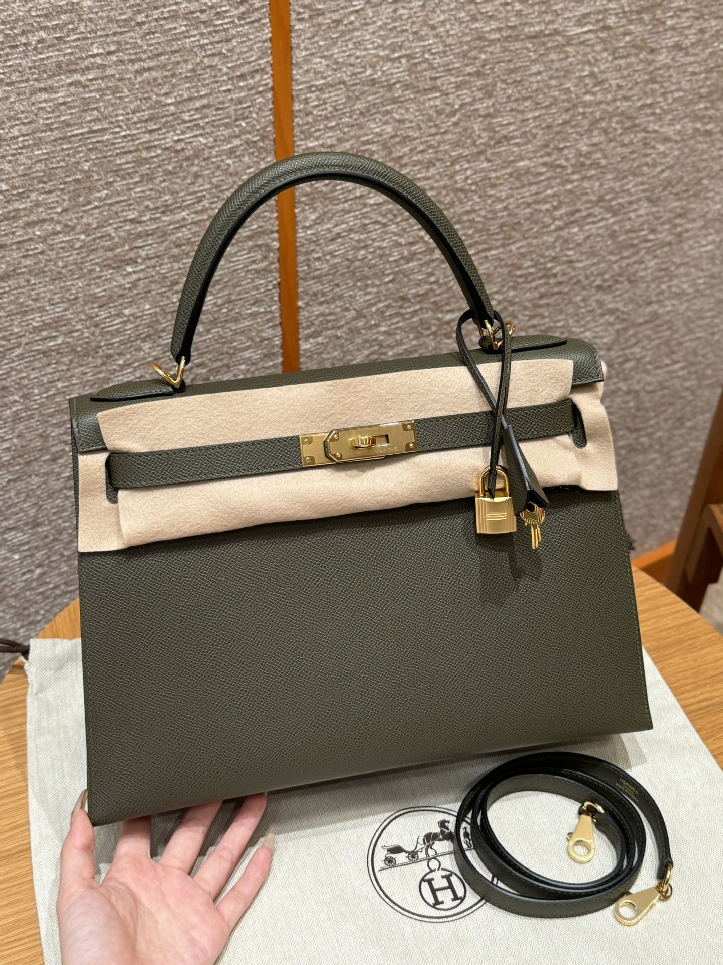Kelly 32cm, verde británico, cuero de becerro de grano importado de Francia, costura exterior, hebilla dorada, alta per…
