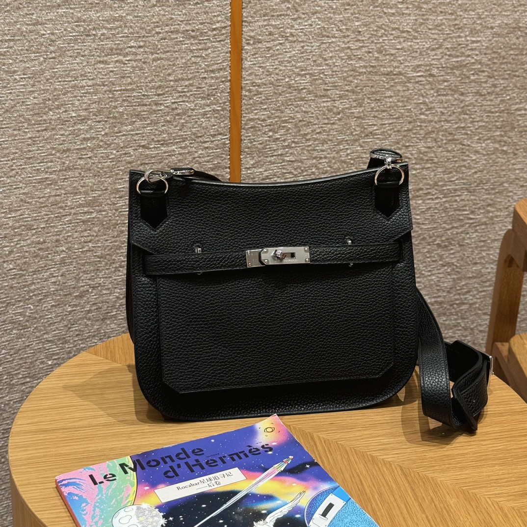 Hermès Jypsiere 31cm Noir Togo Leather Silver Hardware Crossbody Bag 2 i1727154255 4475 0