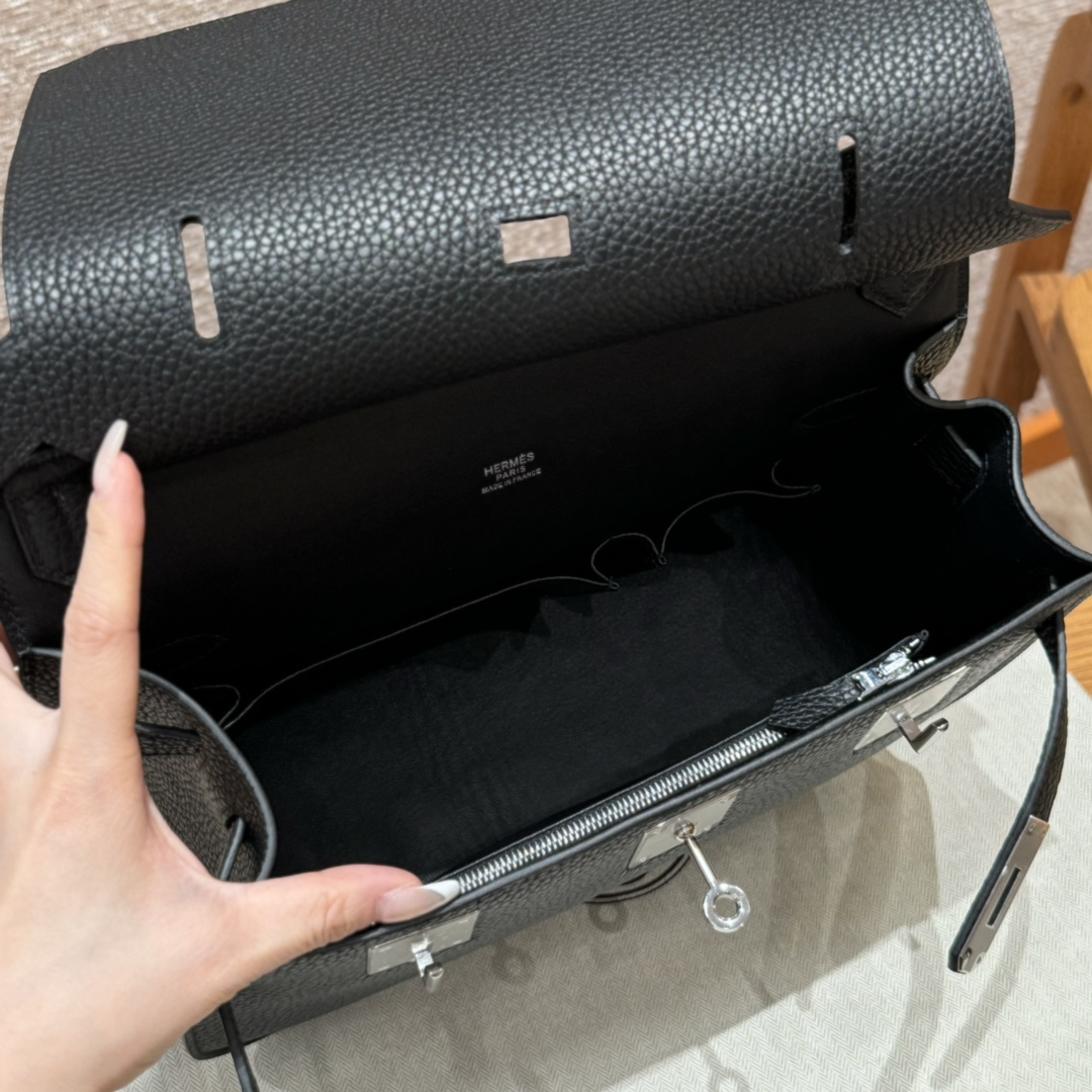 Hermès Jypsiere 31cm Noir Togo Leather Silver Hardware Crossbody Bag 4 i1727154255 5810 1