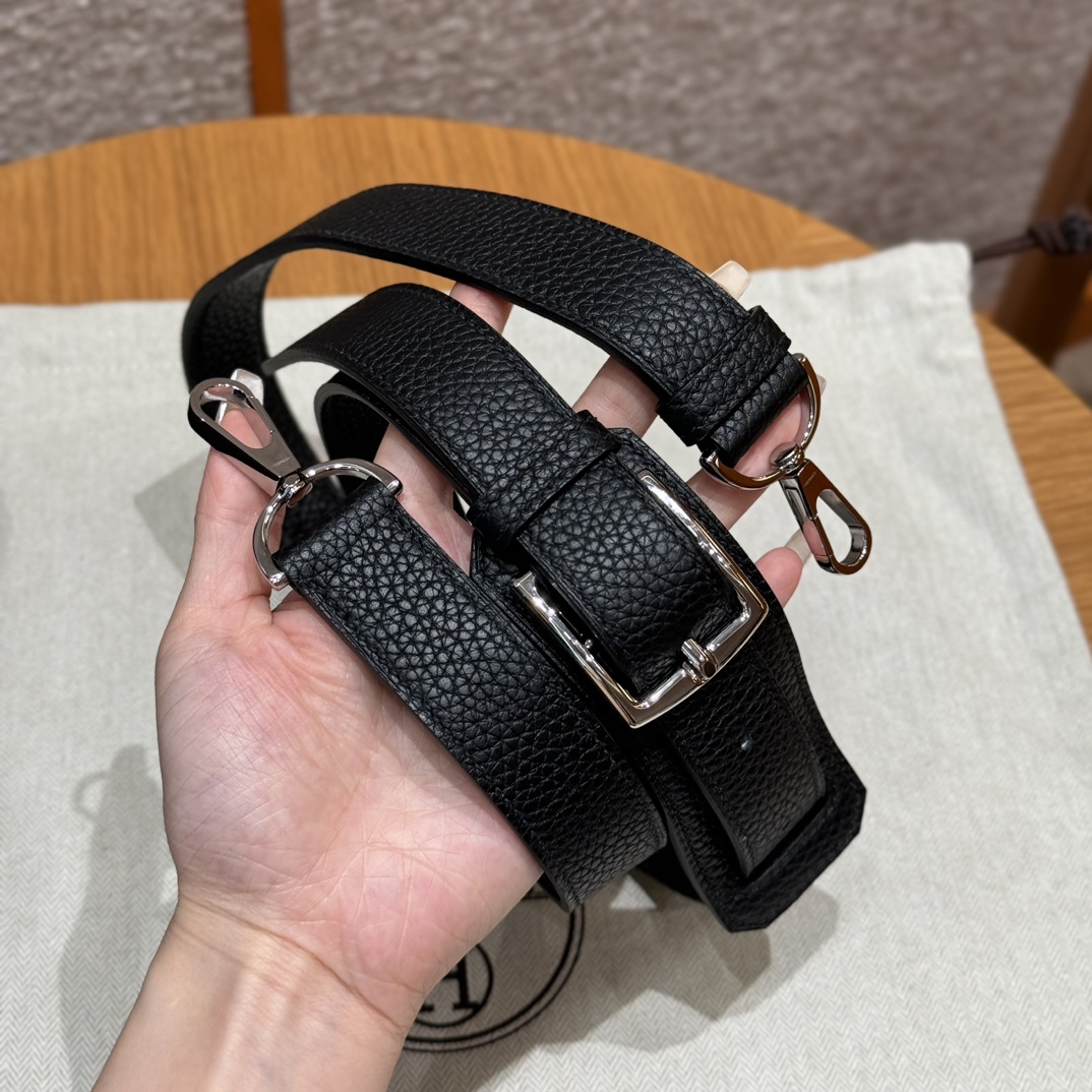 Hermès Jypsiere 31cm Noir Togo Leather Silver Hardware Crossbody Bag 10 i1727154255 8359 7