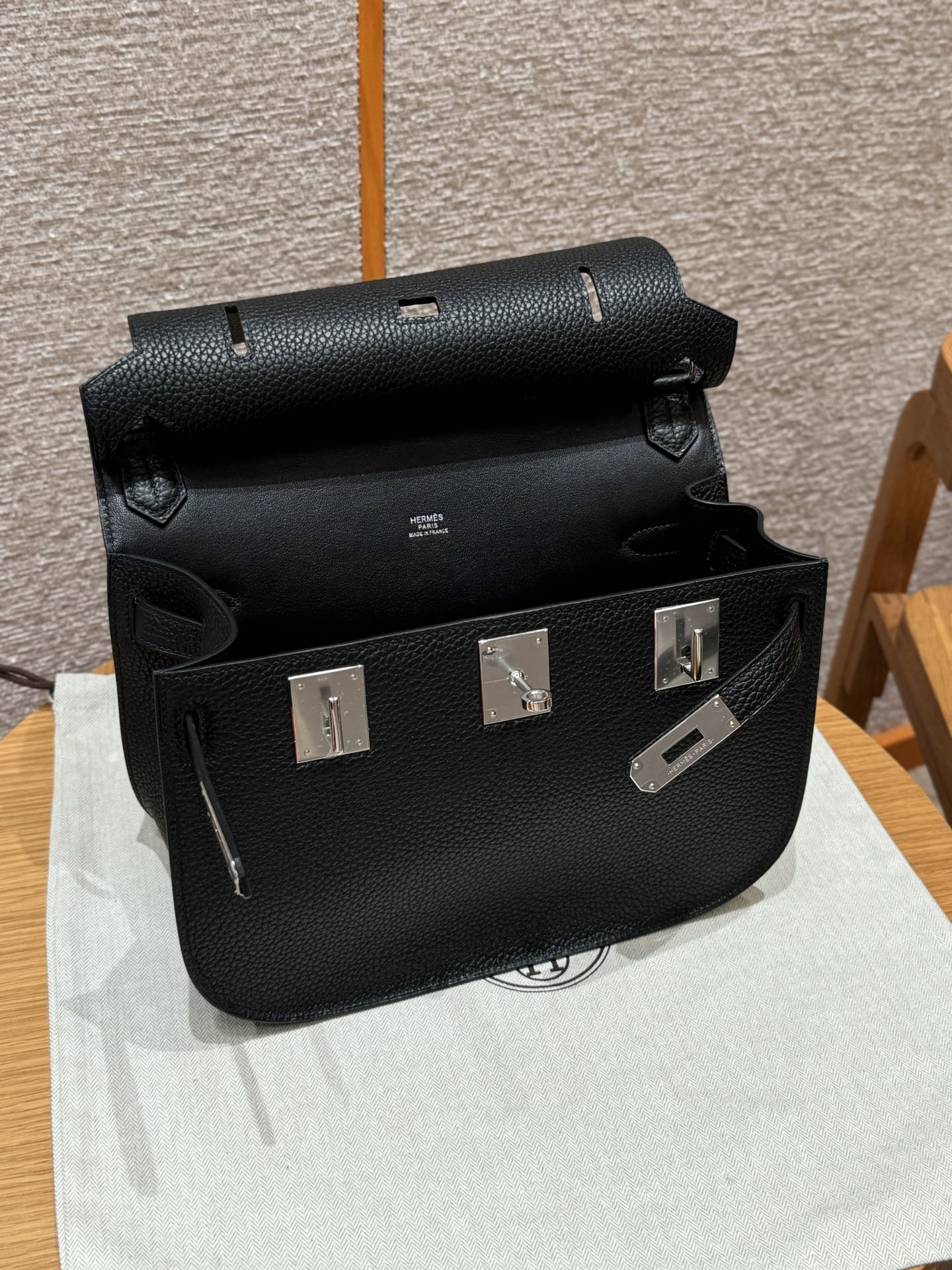 Hermès Jypsiere 31cm Noir Togo Leather Silver Hardware Crossbody Bag 5 i1727154256 1440 9
