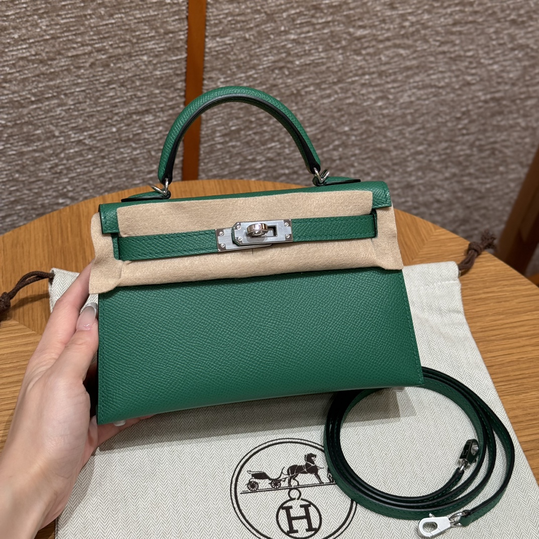 NO:852155,Kelly 19cm second generation, velvet green, original cowhide leather palmprint imported from France, silver buckle, high-end fully handmade exclusive customization, hand-made nails, hand-engraved hardware, stainless steel diode 18k hardware, Hermes, hermes, cowhide, Hermes,19860909Kelly 19cm二代,丝绒绿,法国进口原厂牛皮掌纹,银扣,高级全手工专属定制纯手工手打钉,手刻五金,精钢电渡18k五金,爱马仕,hermes,cowhide,Hermes,,Bag