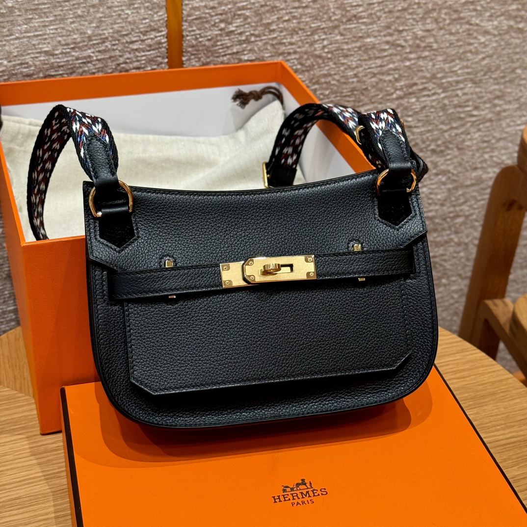Jypsiere Mini Bag, Black Evercolor Leather with Gold Hardware, 23cm 2 i1727769948 7304 5