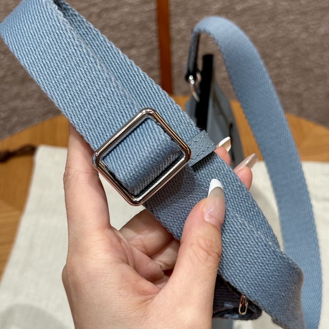 Hermès Jypsiere Mini Blue Lin Evercolor Leather Silver Hardware Bag 4 i1727770944 9004 0