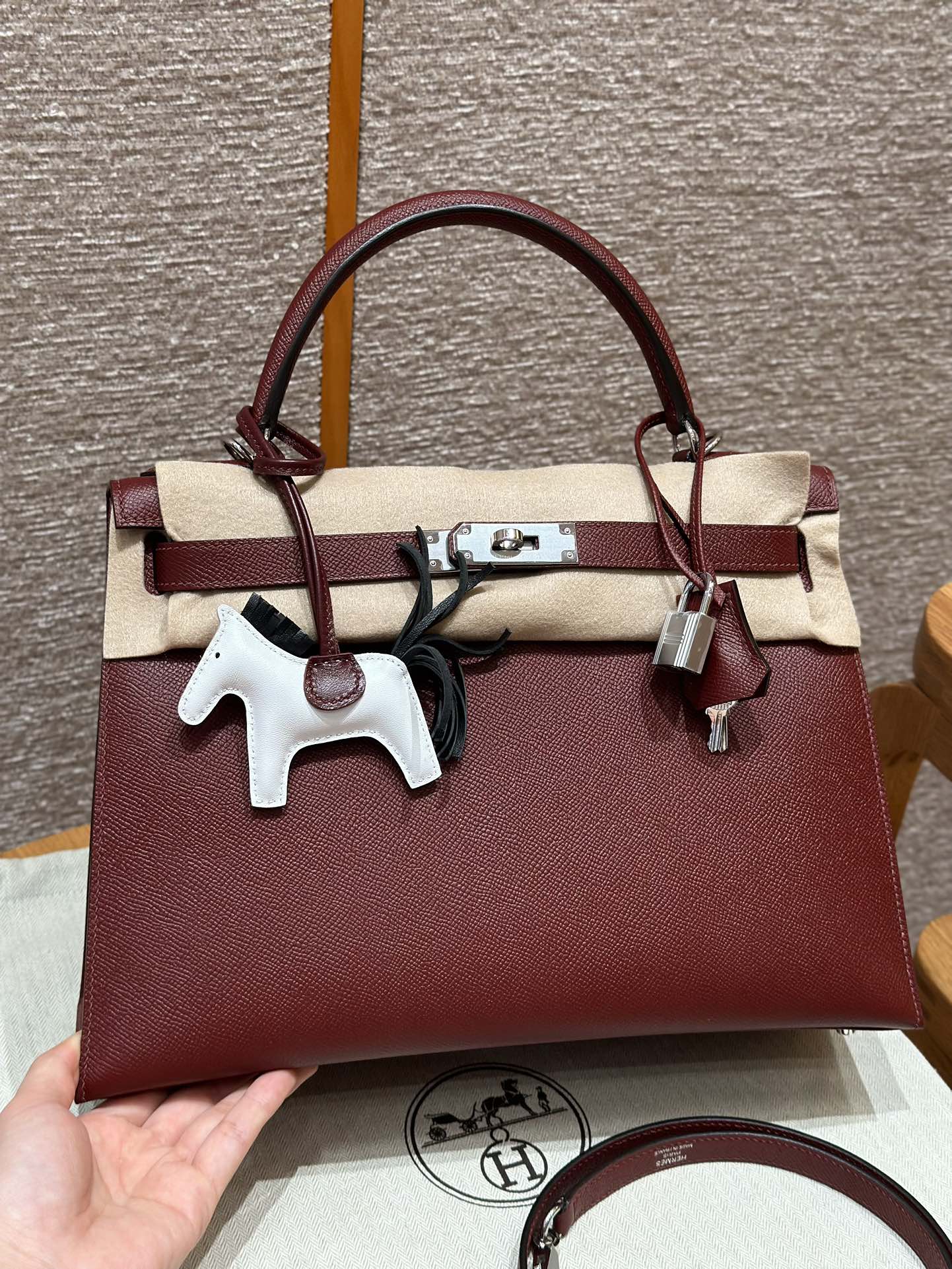 Kelly 32cm, rojo Hermès, cuero de becerro de grano importado de Francia, costura exterior, hebilla plateada, alta perso…