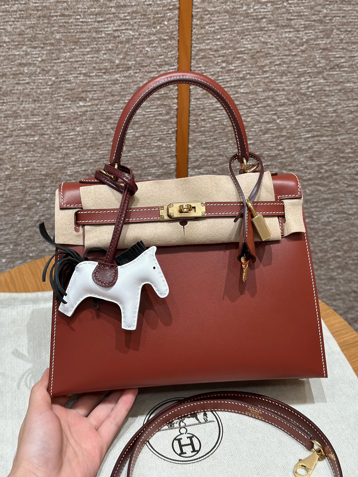 NO:852068,StyleKelly Color36/Brique Size25*17*7cm LeatherBox From France Hardware gold Kelly 25, brick red, shiny cowhide imported from France, gold buckle, high-end hand-made exclusive customization, pure hand-made nails, hand-engraved hardware, stainless steel electroplating 18k hardware, customer order, Hermes, hermes, tom ford, cowhide, Hermes,19860909StyleKelly Colour36/Brique Size25*17*7cm LeatherBox From France Hardware gold 凯莉25,砖红色,法国进口亮面牛皮,金扣,高级全手工专属定制 纯手工手打钉,手刻五金,精钢电镀18k五金 客订实拍customer order,爱马仕,hermes,tom ford,cowhide,Hermes,,Bag