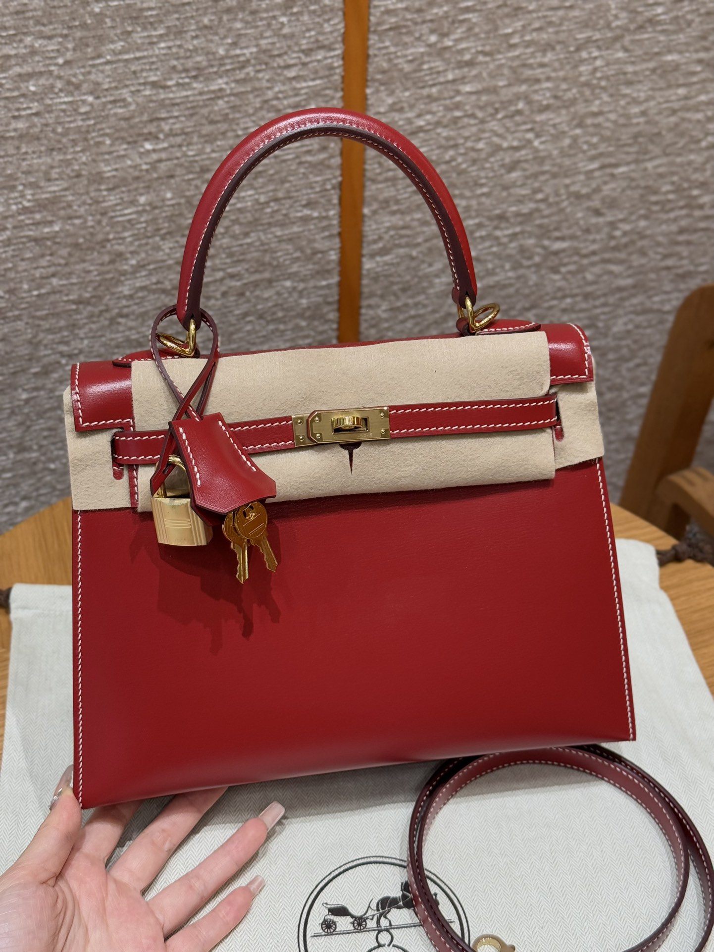 NO:852078,StyleKelly Colour5x/Rouge iment Size25*17*7cm LeatherBox From France Hardware gold Kelly 25, chili red-white thread, French imported glossy cowhide, gold buckle, advanced handmade exclusive customization, pure hand-made nails, hand-engraved hardware, stainless steel electroplating 18k hardware, customer order, Hermes, hermes, tom ford, cowhide, Hermes,19860909StyleKelly Colour5x/Rouge iment Size25*17*7cm LeatherBox From France Hardware gold 凯莉25,辣椒红-白色线,法国进口亮面牛皮,金扣,高级全手工专属定制 纯手工手打钉,手刻五金,精钢电镀18k五金 客订实拍customer order,爱马仕,hermes,tom ford,cowhide,Hermes,,Bag