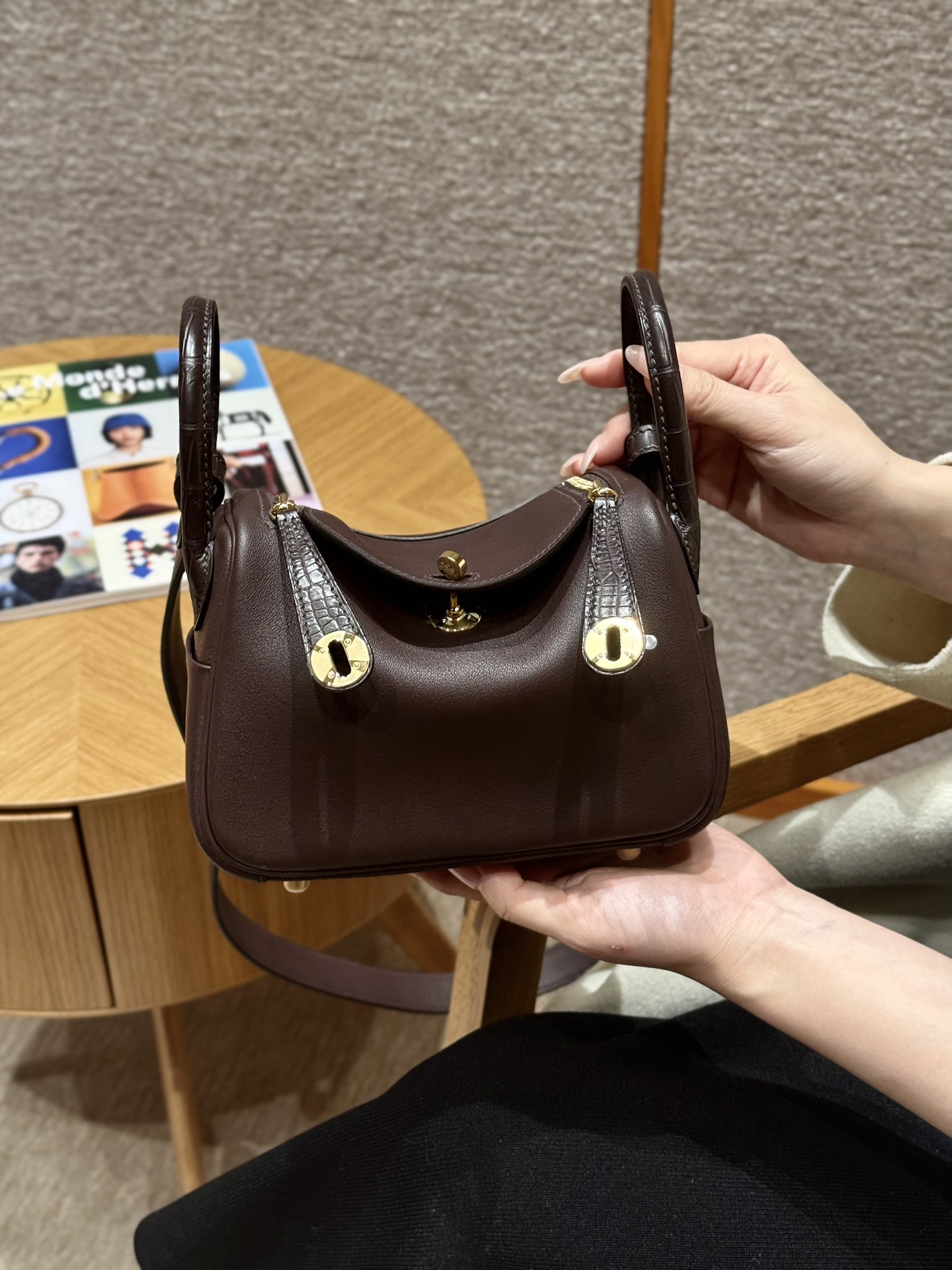 Hermès Hermes mini Lindy 19cm, saddle red, plain cowhide imported from France and matte American crocodile