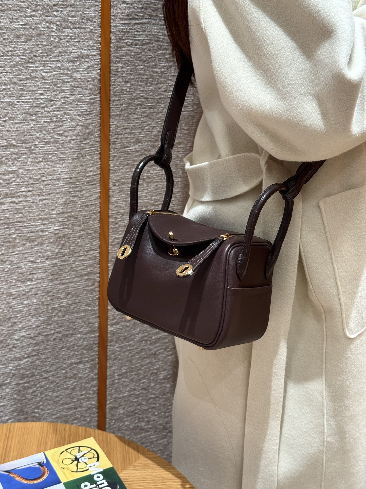 Hermès Hermes mini Lindy 19cm, saddle red, plain cowhide imported from France and matte American crocodile
