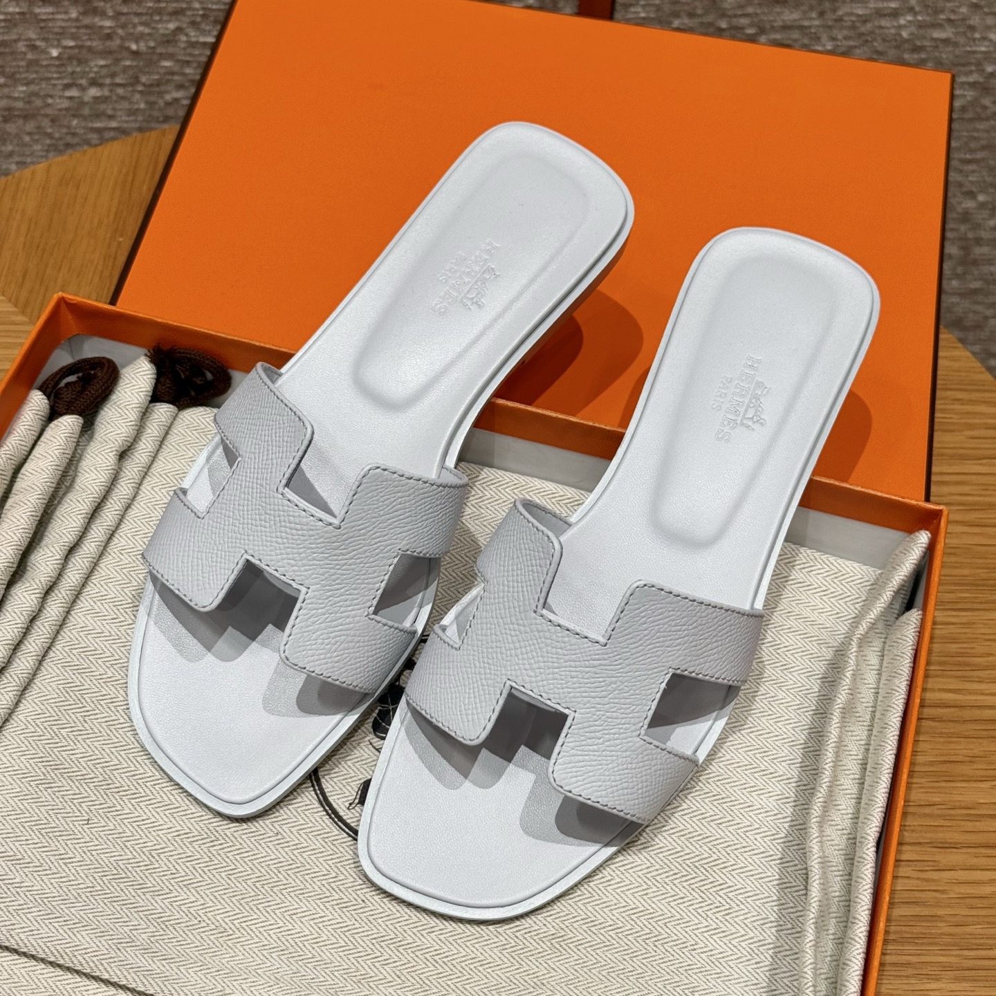 NO:410229,Glacier Blue/Blue Chacier Palm/Epsom Newly upgraded HERMES Handmade H Slippers H Home's slippers are the most classic work in the brand. They are constantly upgraded every year. We follow the counter, constantly upgrade, optimize, and update, and persist in focusing on full hand sewing. Imported Italian and European original A-grade leather sole, and the comfort of the foot is excellent. Ceramic powder Size 35-39 (34.40.41 Customized without return or exchange) Feet and high insteps require one size to be big. Fully-inclusive foot pads, slippers, hermes, slippers, Leather soles19860909冰川蓝/Blue Chacier 掌纹/Epsom 全新升级HERMES 手工H拖鞋 H家的拖鞋是品牌中最最经典之作,每年都在大同小异不断升级,我们跟随专柜,不断升级,不断优化,不断更新,执着于专注全手工缝制 进口意大利欧洲原A级真皮大底,上脚舒适度极赞. 陶瓷粉 Size 35-39（34.40.41定做不退换） 脚胖脚背高需要拿大一码 全包垫脚,拖鞋,hermes,slippers,Leather soles,Women's Shoes