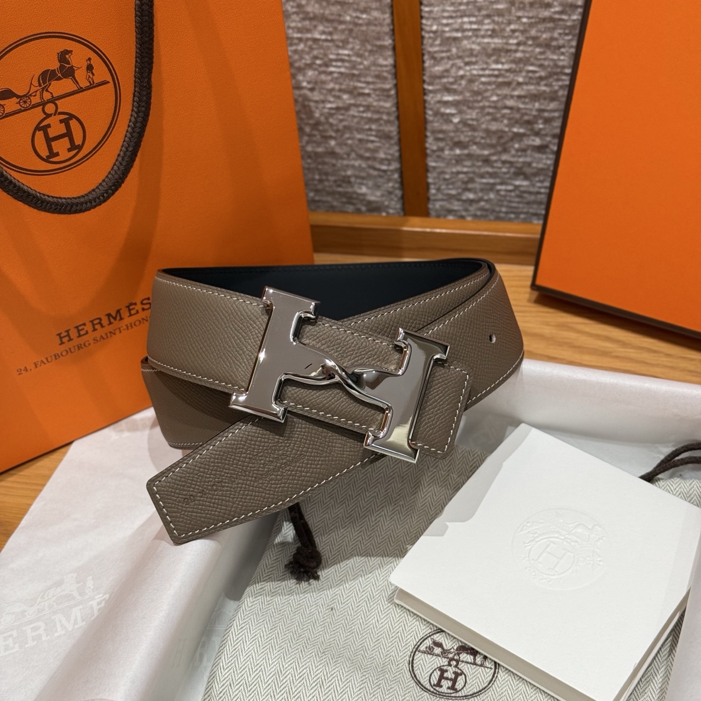 H家男款腰带 - 双面可用、精致なデザイン