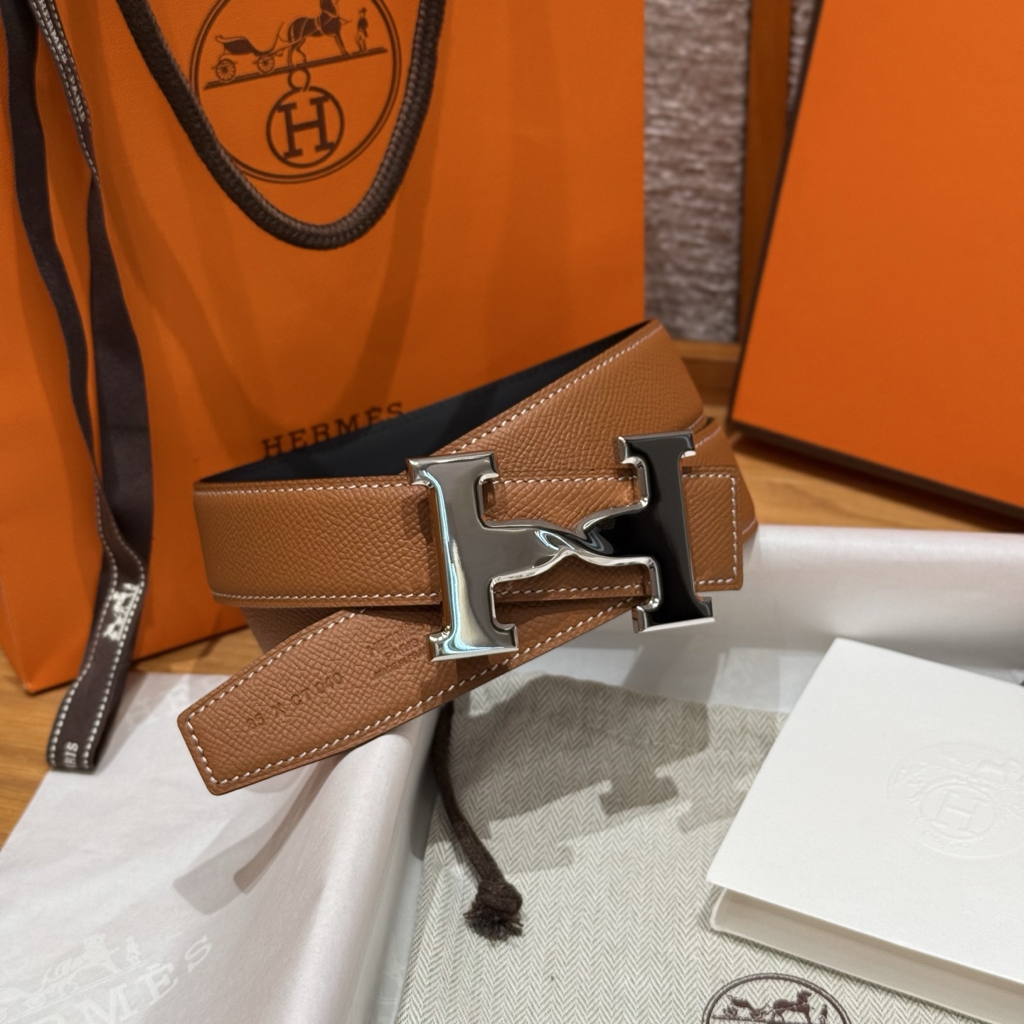 H家男款腰带 - 双面デザインでスタイリッシュなビジネス・カジュアル兼用