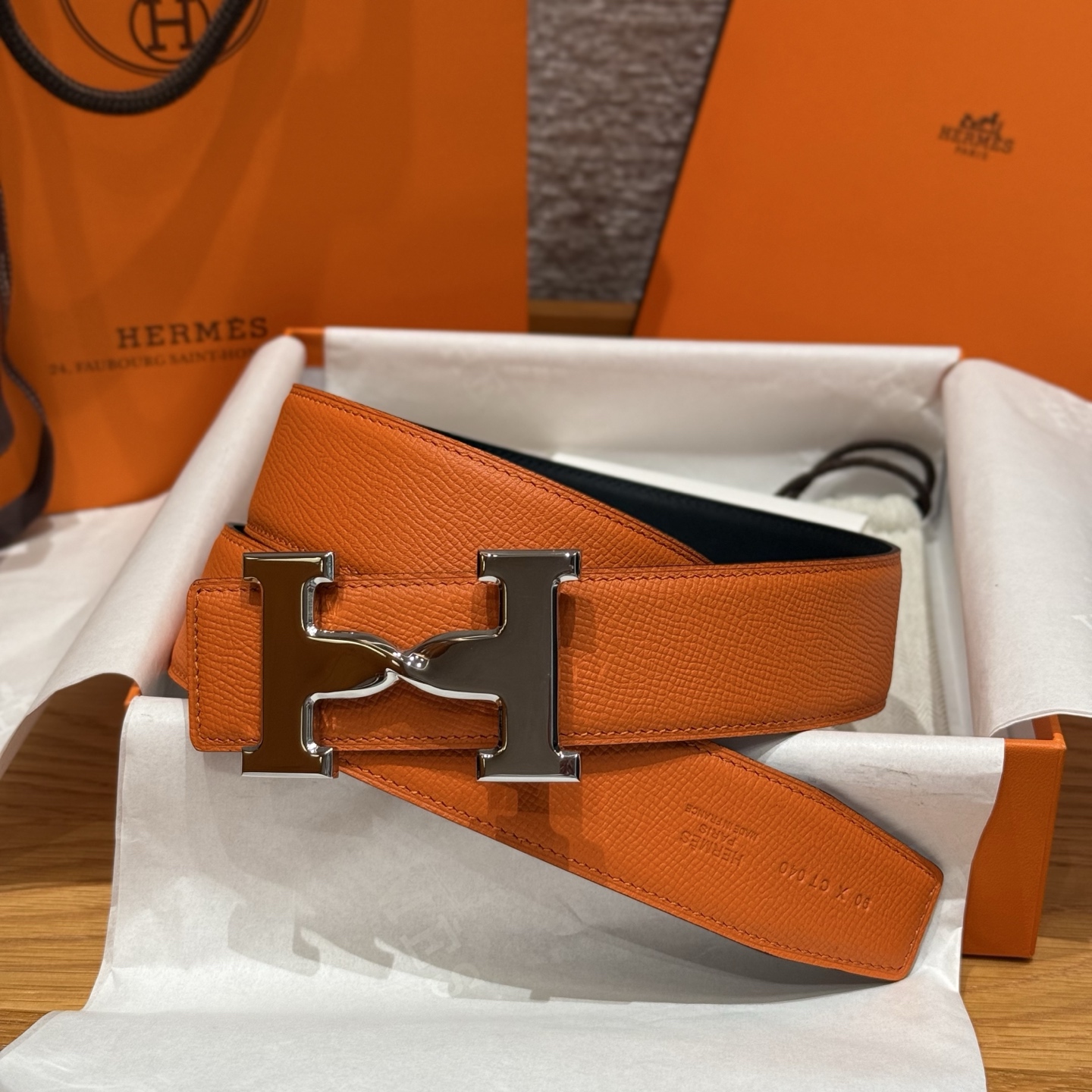 H家男款腰带 - 双面使用可能でスタイリッシュなデザイン