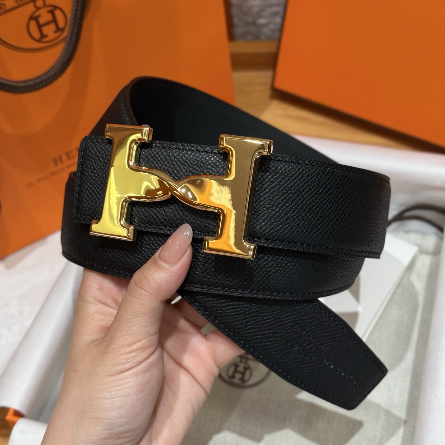 H家男款腰带 - シンプルで洗練されたデザインの両面使用可能