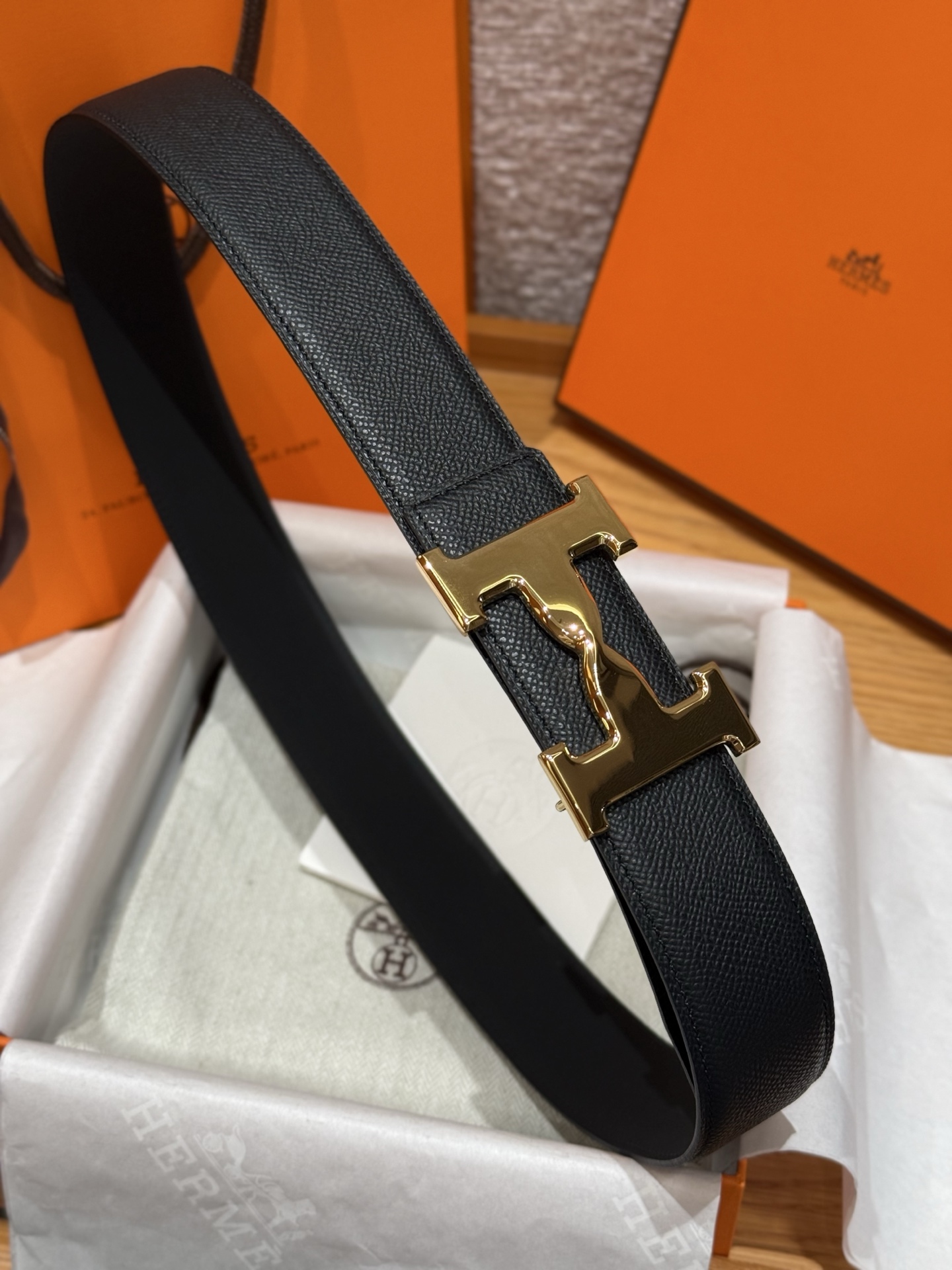 H家男款腰带 - シンプルで洗練されたデザインの両面使用可能