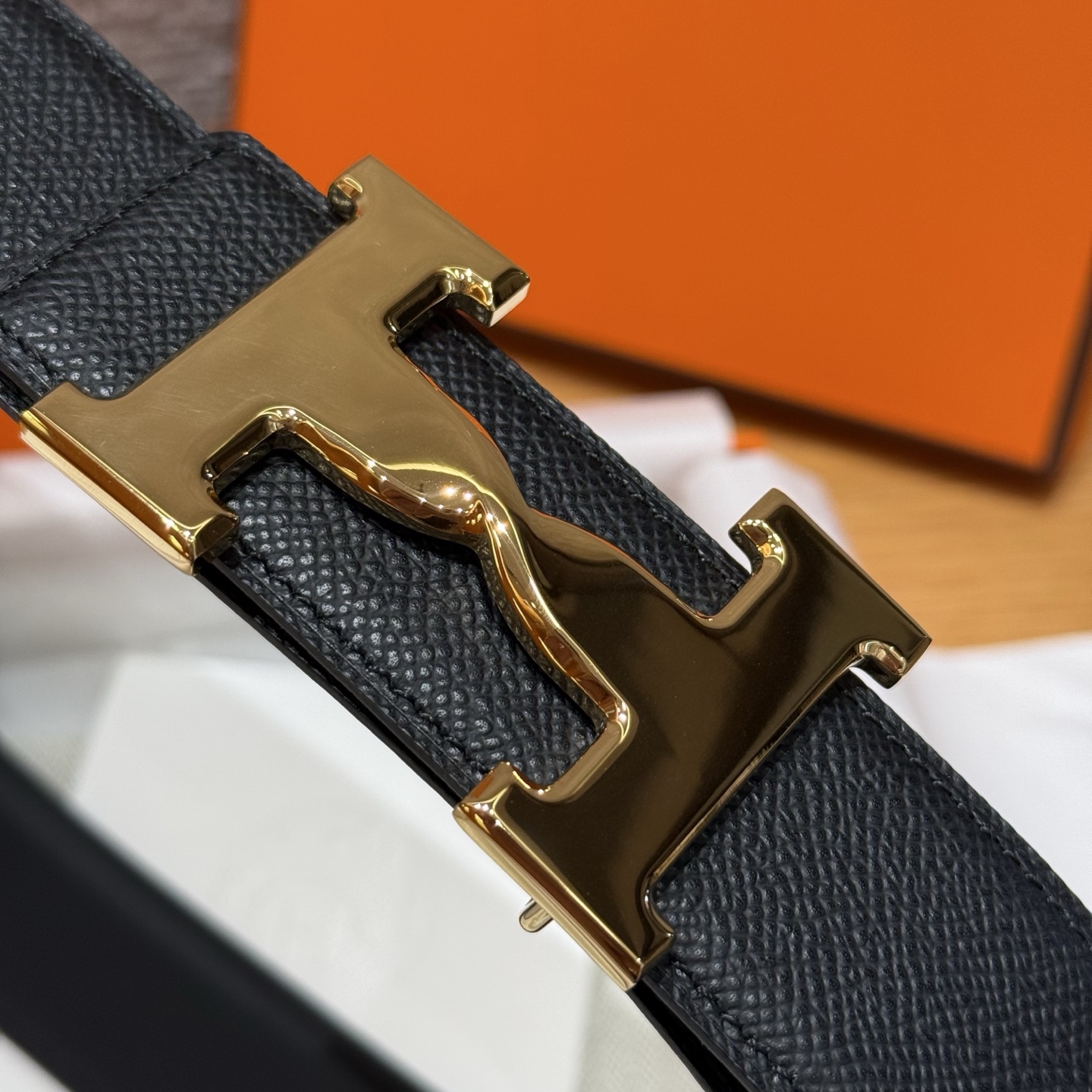 H家男款腰带 - シンプルで洗練されたデザインの両面使用可能