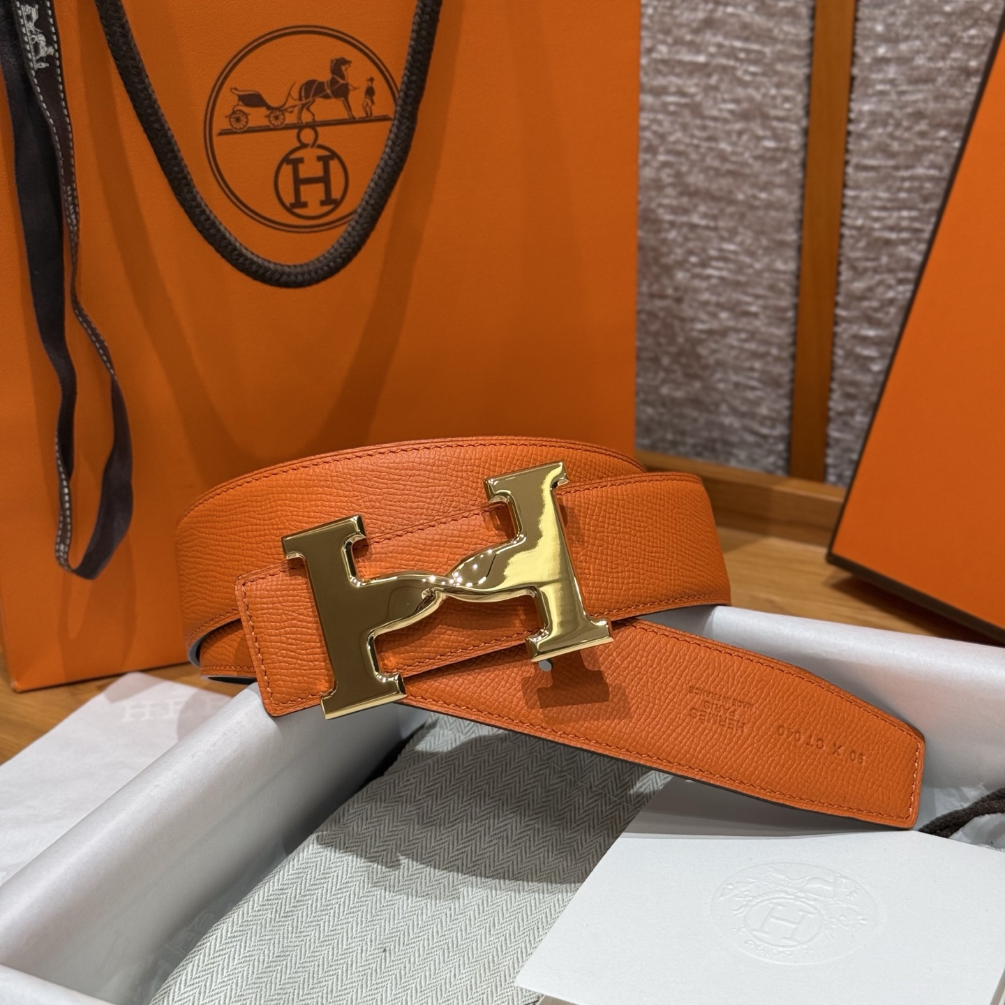 H家男款腰带 - 双面可用デザインと3D立体効果の高級感