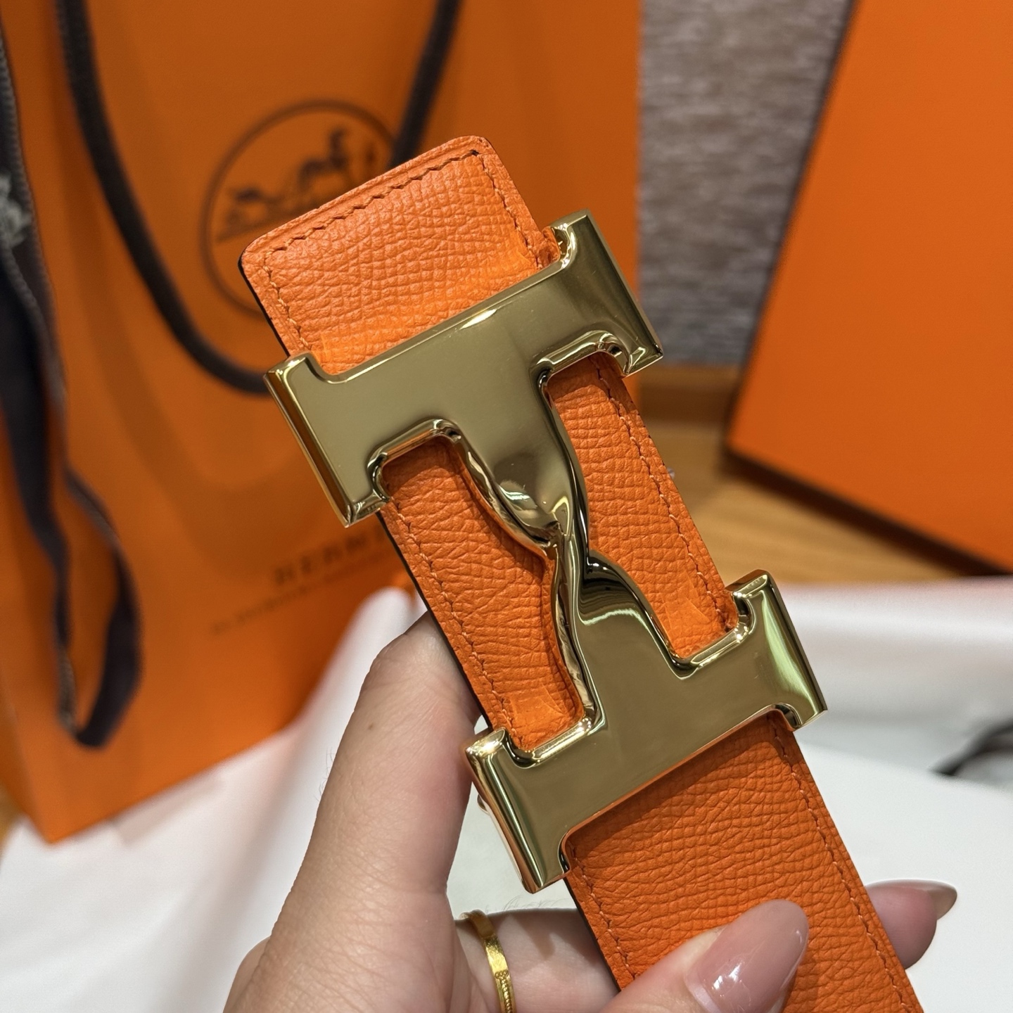 H家男款腰带 - 双面可用デザインと3D立体効果の高級感