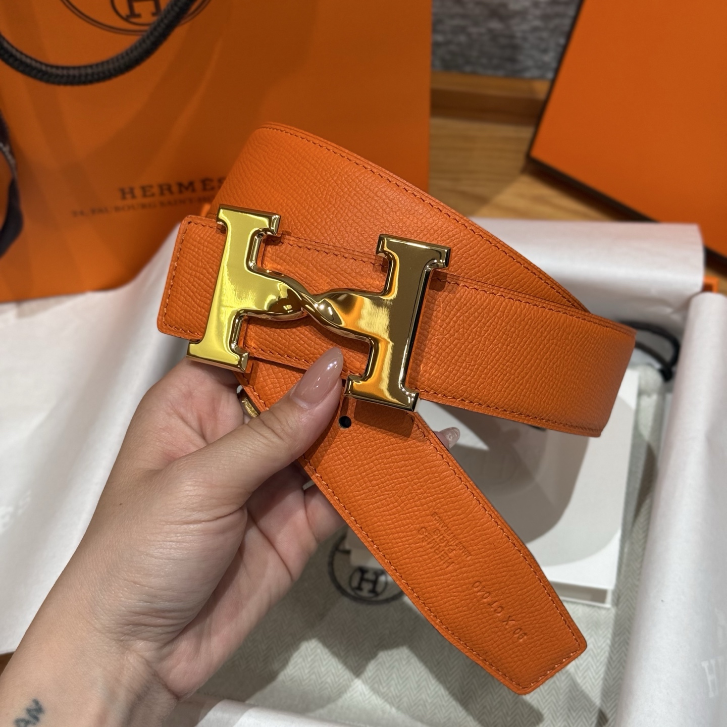 H家男款腰带 - 双面可用デザインと3D立体効果の高級感