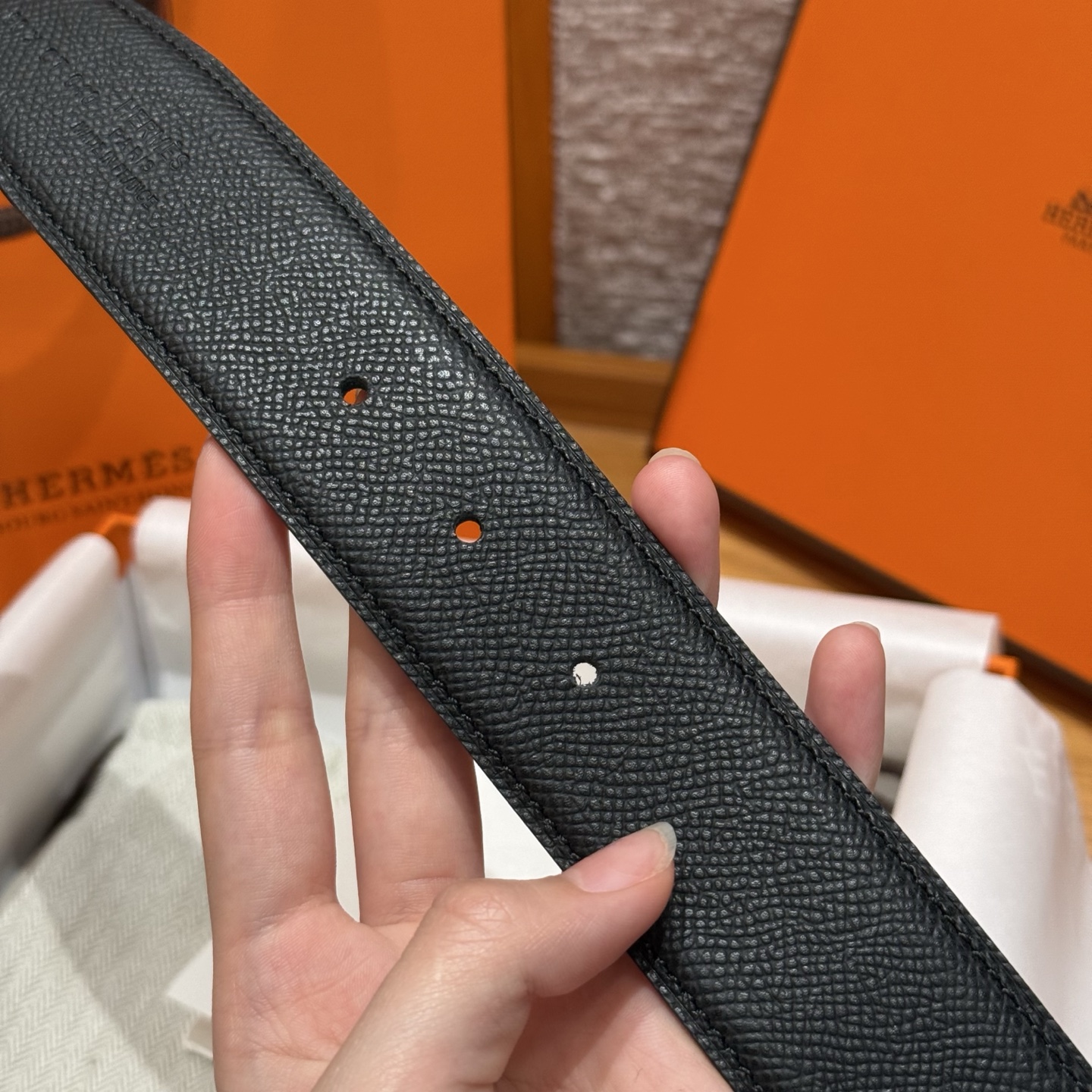 H家男款腰带 - シンプルで洗練されたデザインの両面使用可能